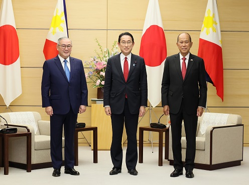 会见菲律宾外交部长洛钦和国防部长洛伦扎纳