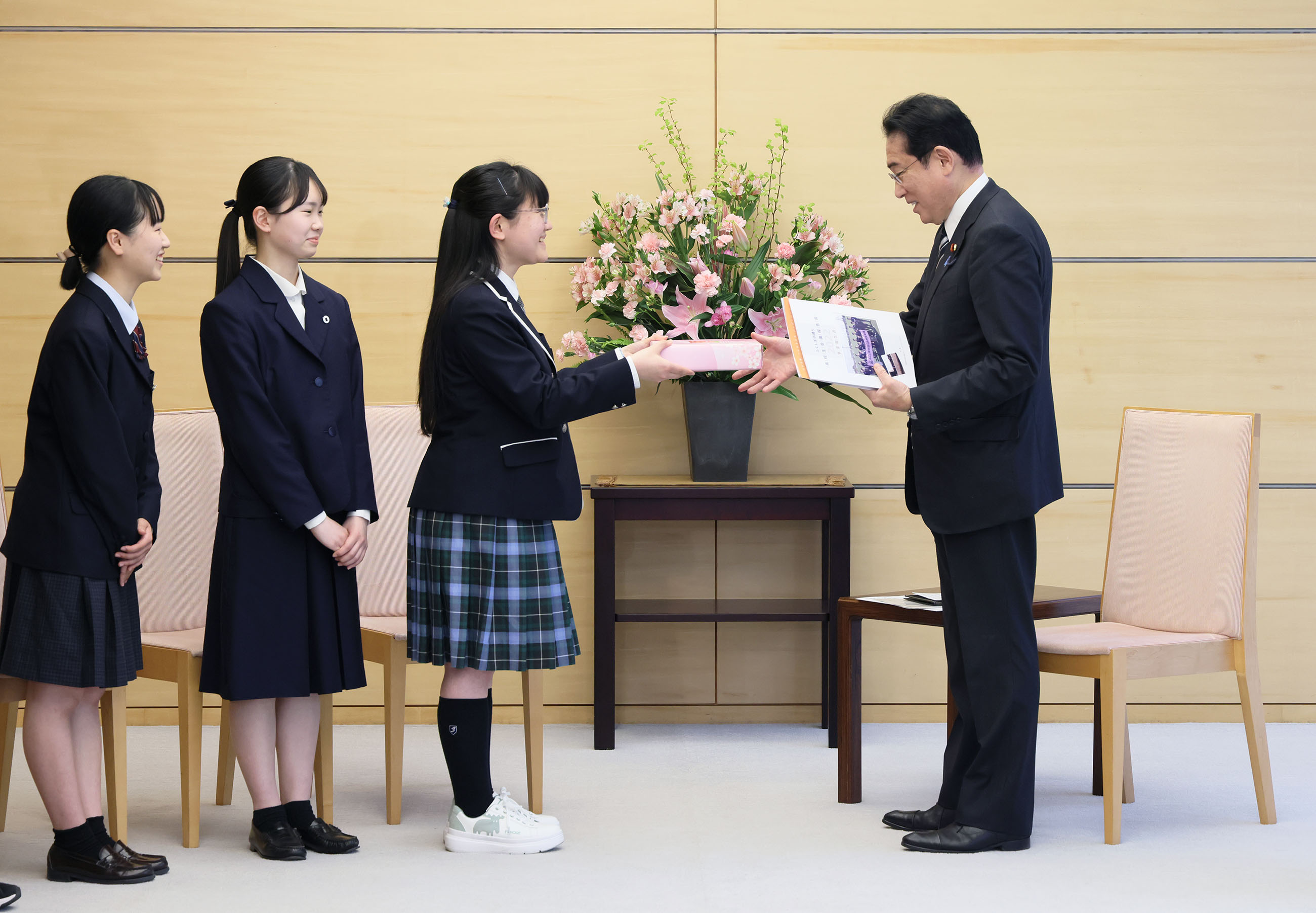 接见福岛滨通高中生会议成员