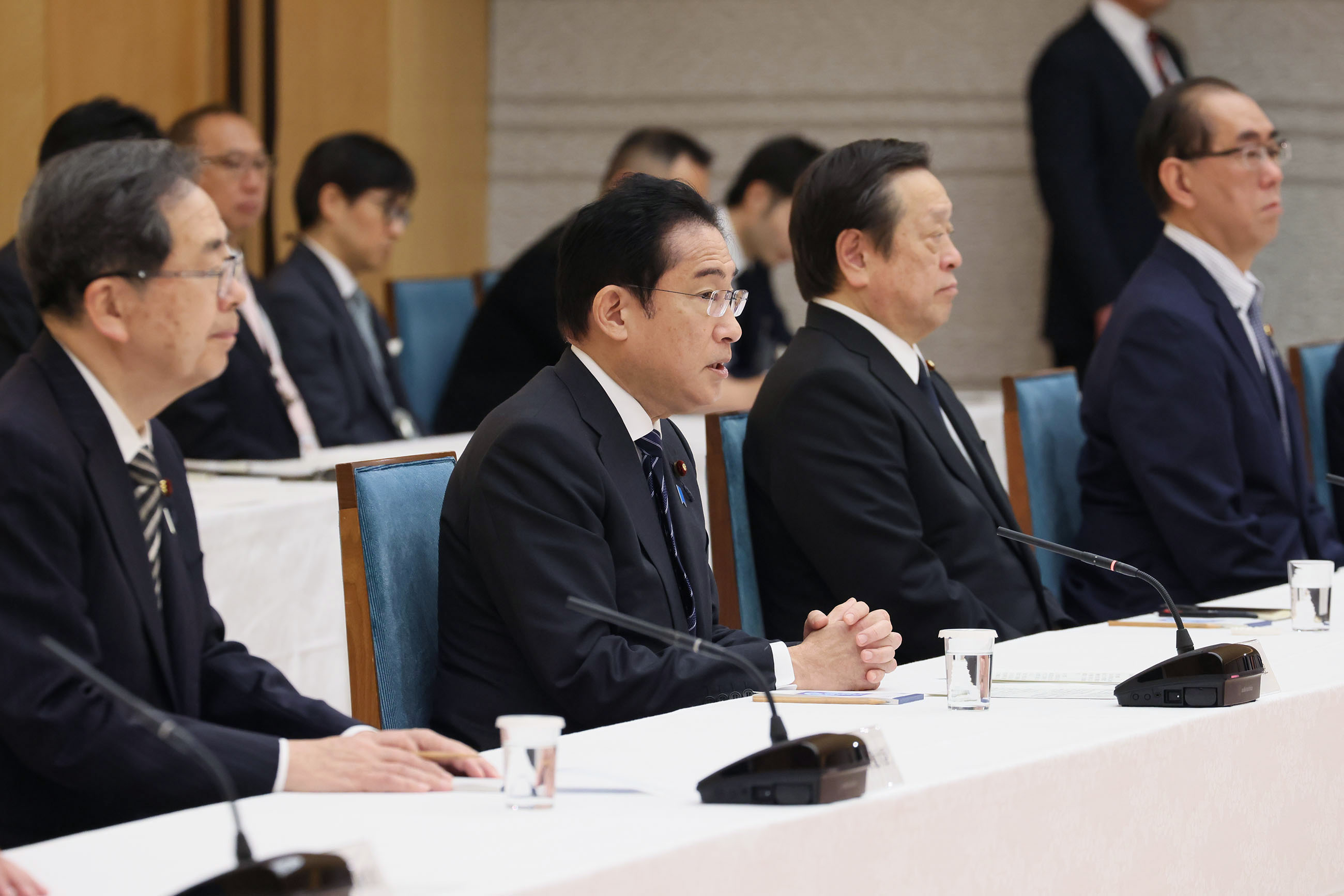 出席政府与执政党联络会议