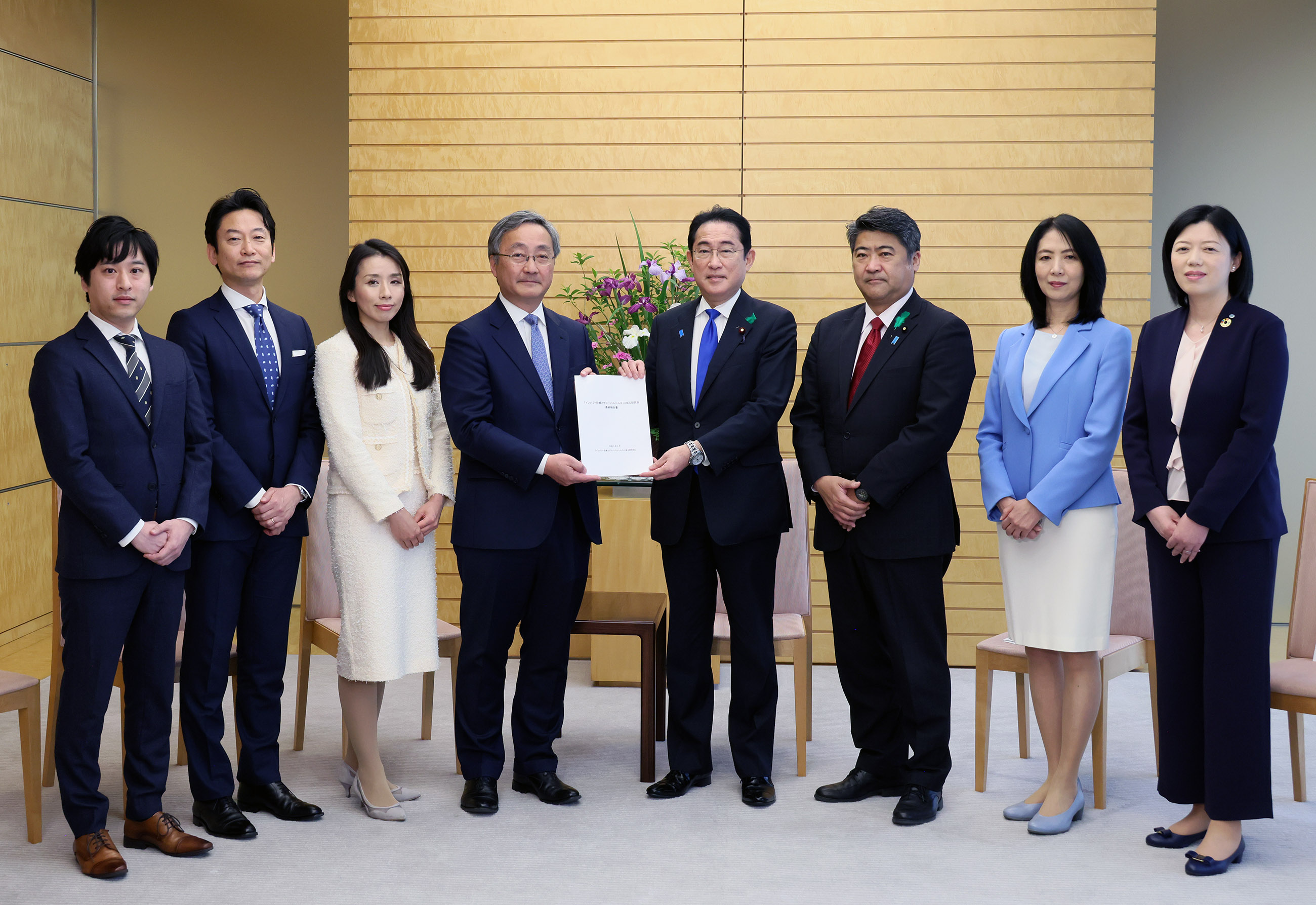 接受涉及影响力投资和全球健康研究会有识之士委员的报告书