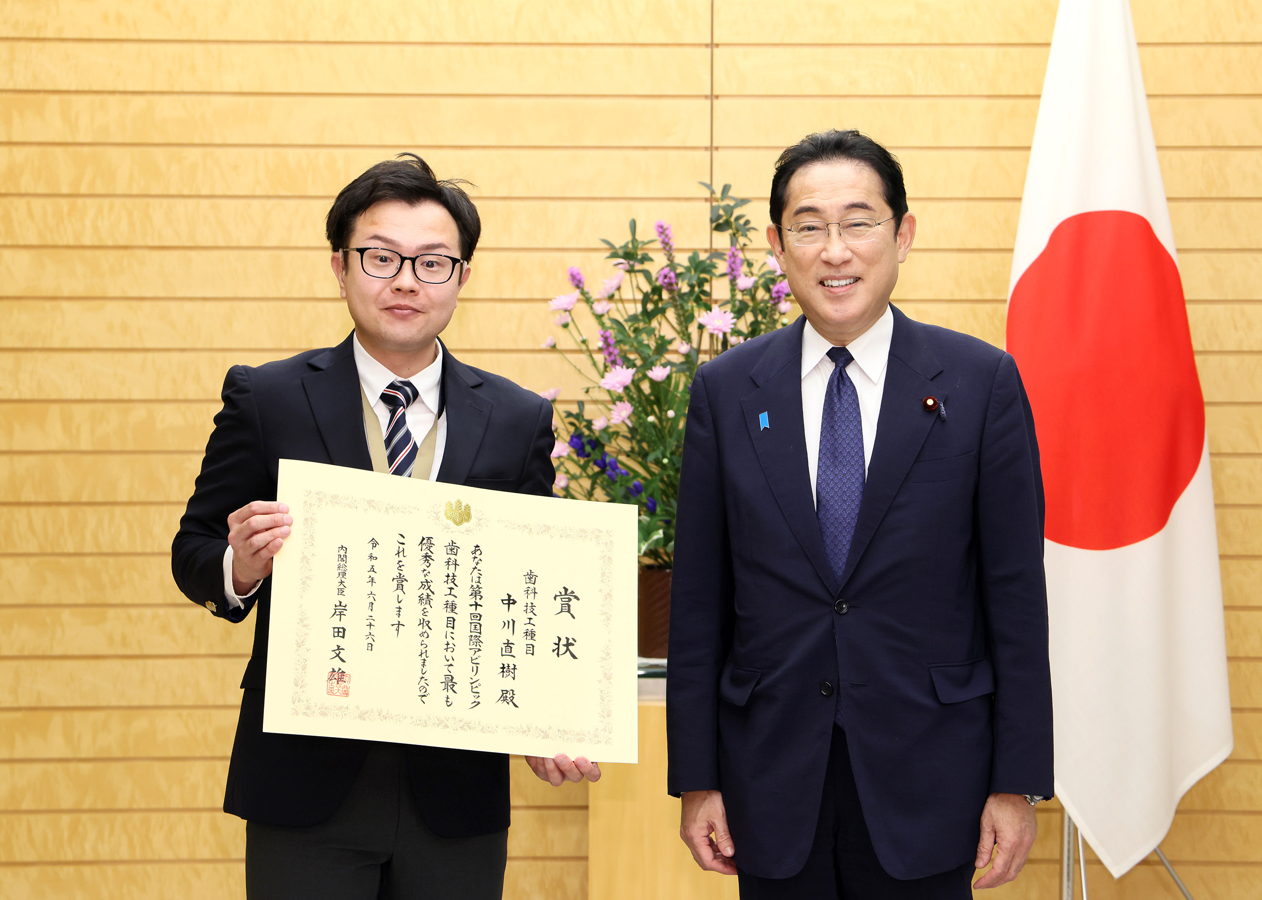 出席国际残疾人职业技能竞赛金牌获得者内阁总理大臣表彰仪式