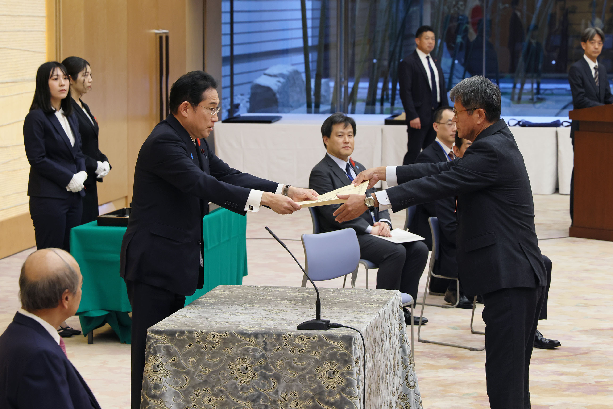 出席安全安心城市建设相关功劳者表彰仪式