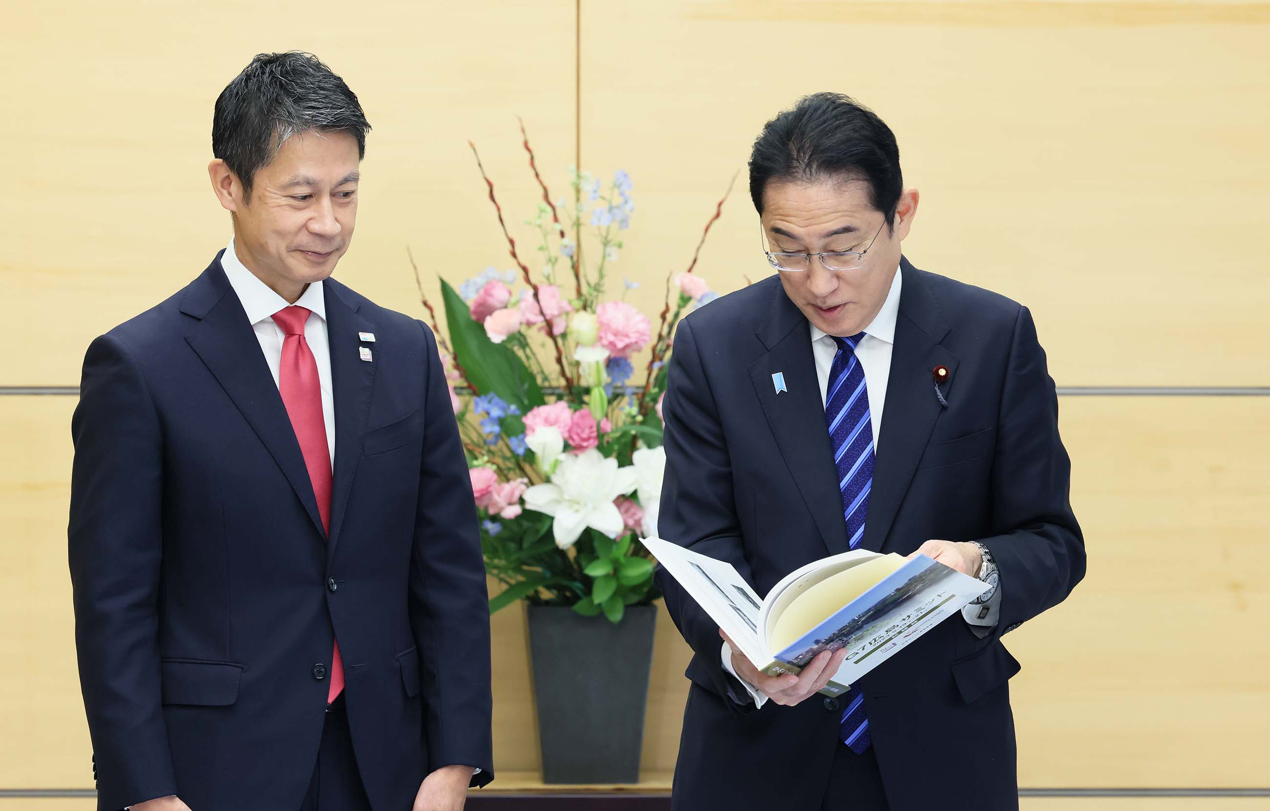 接受代表团表敬的岸田首相 (3)