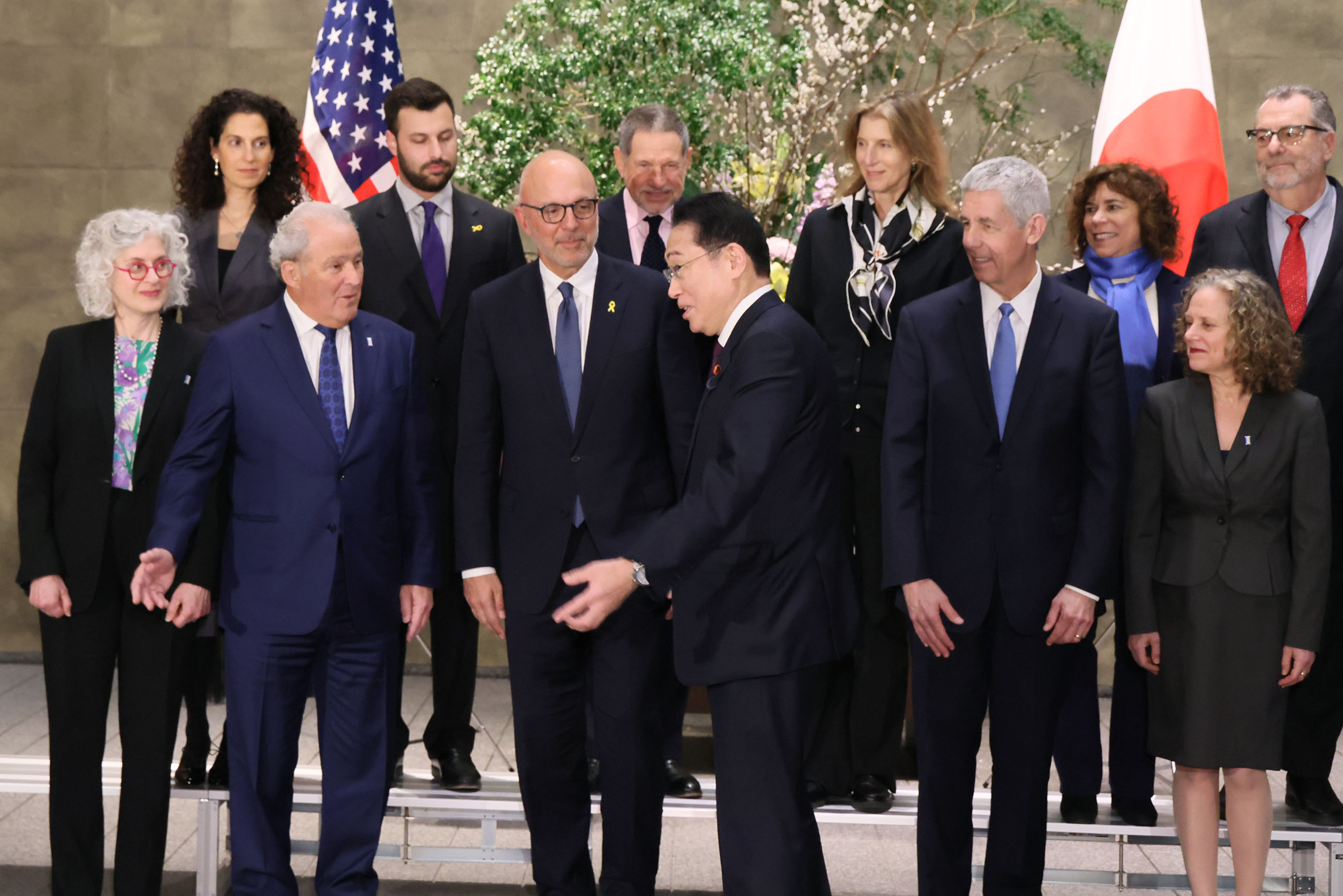 接见访问团的岸田首相