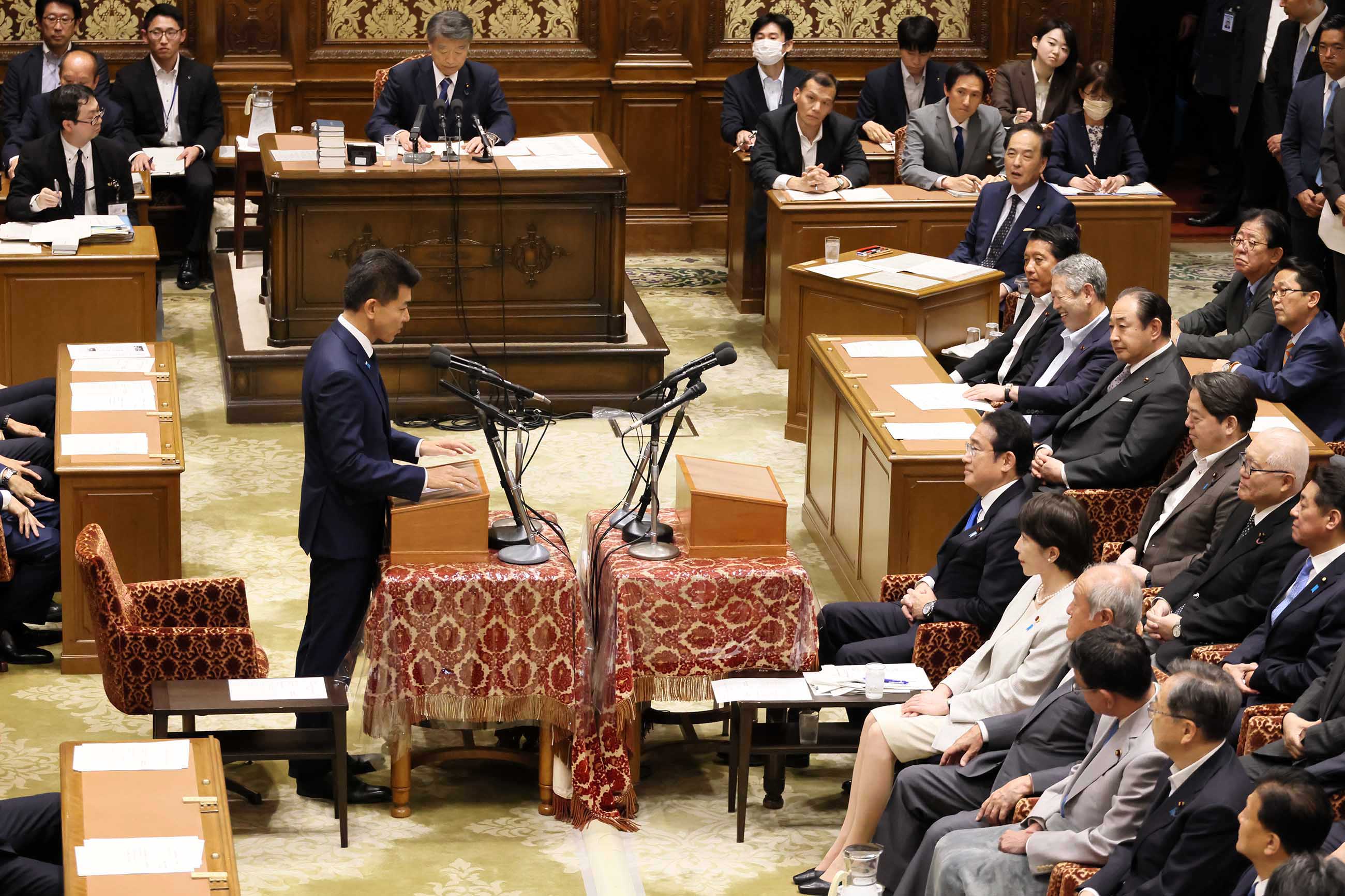 岸田首相聆听发言1