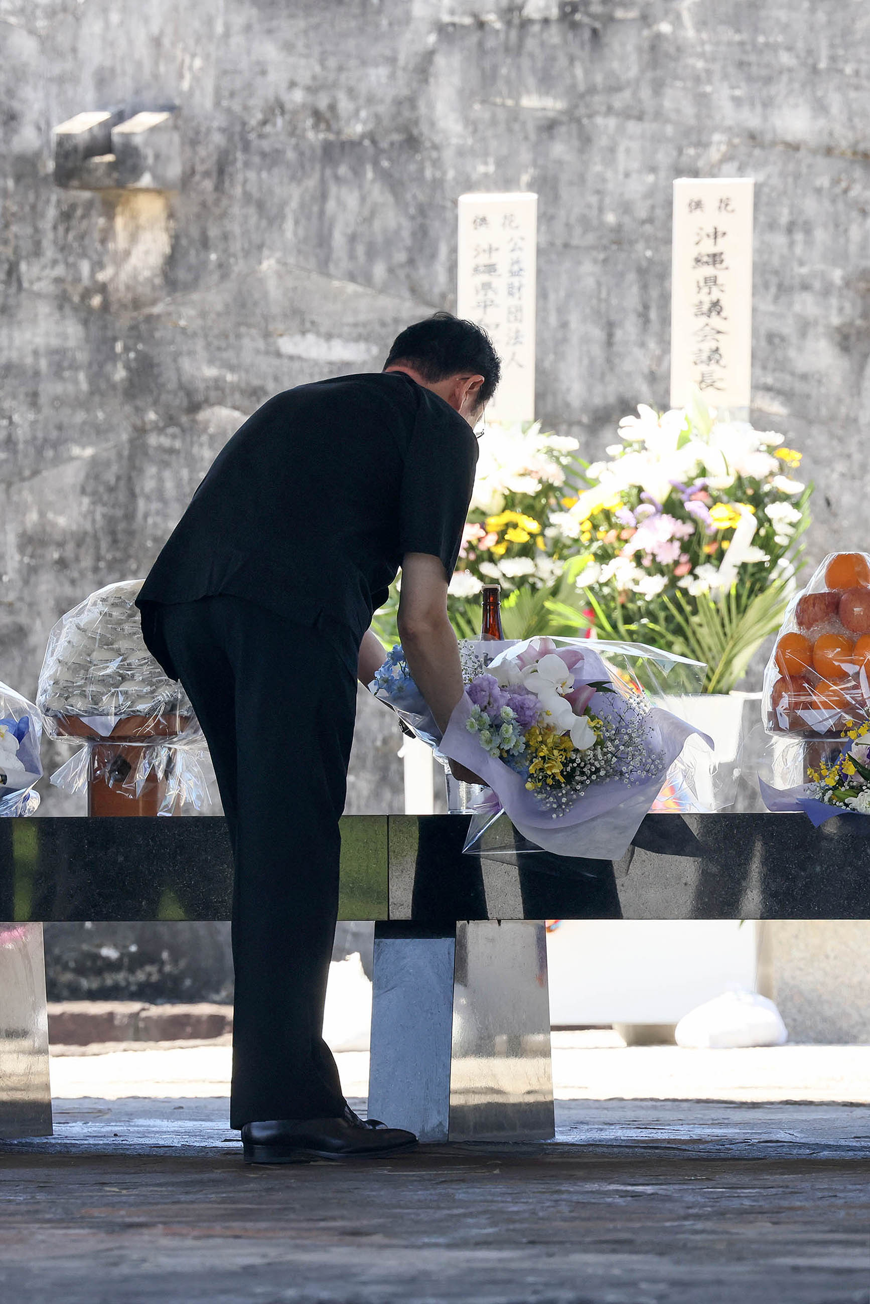 岸田首相在国立冲绳战殁者墓苑献花