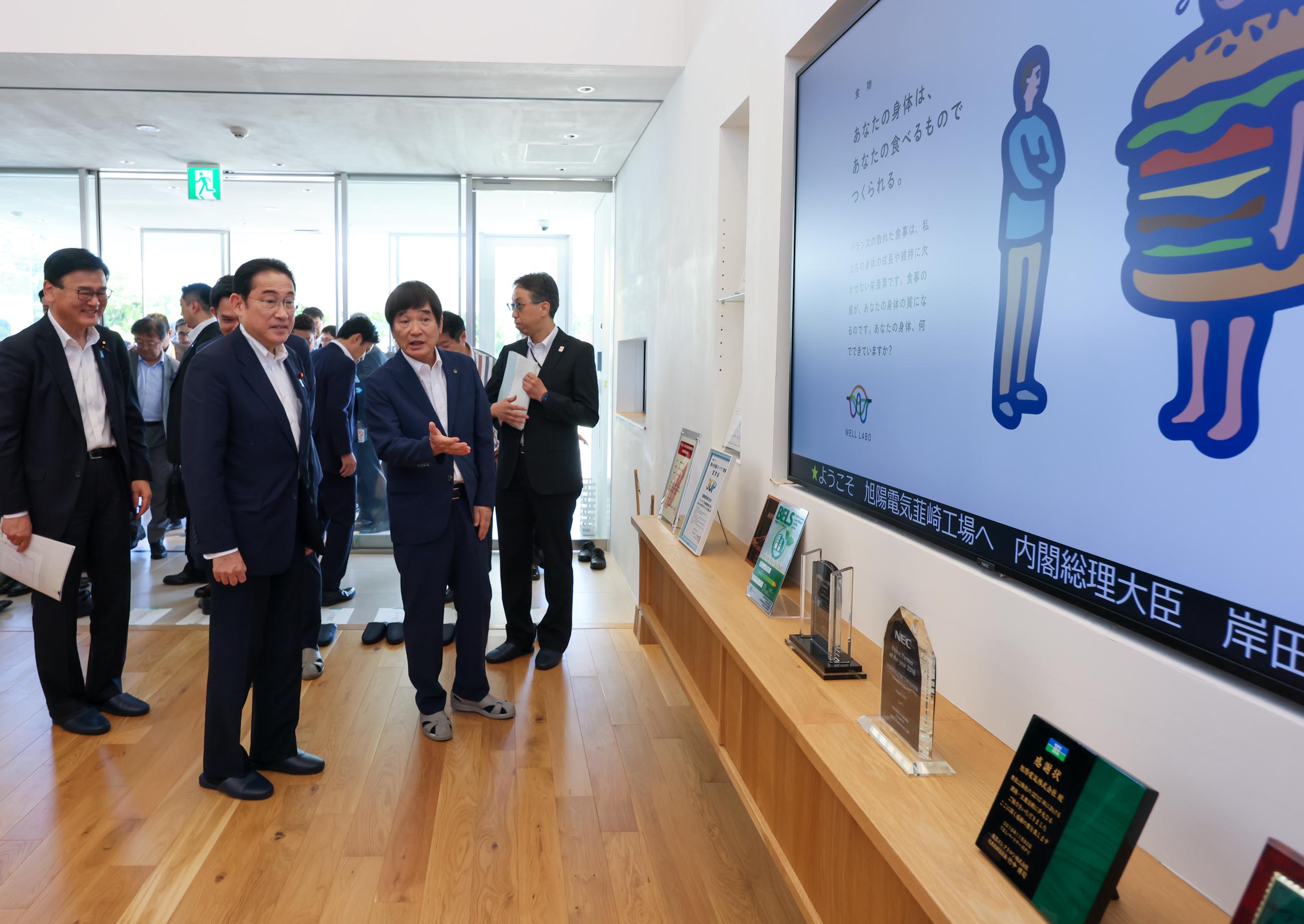 岸田首相视察一家生产电子零部件的企业1