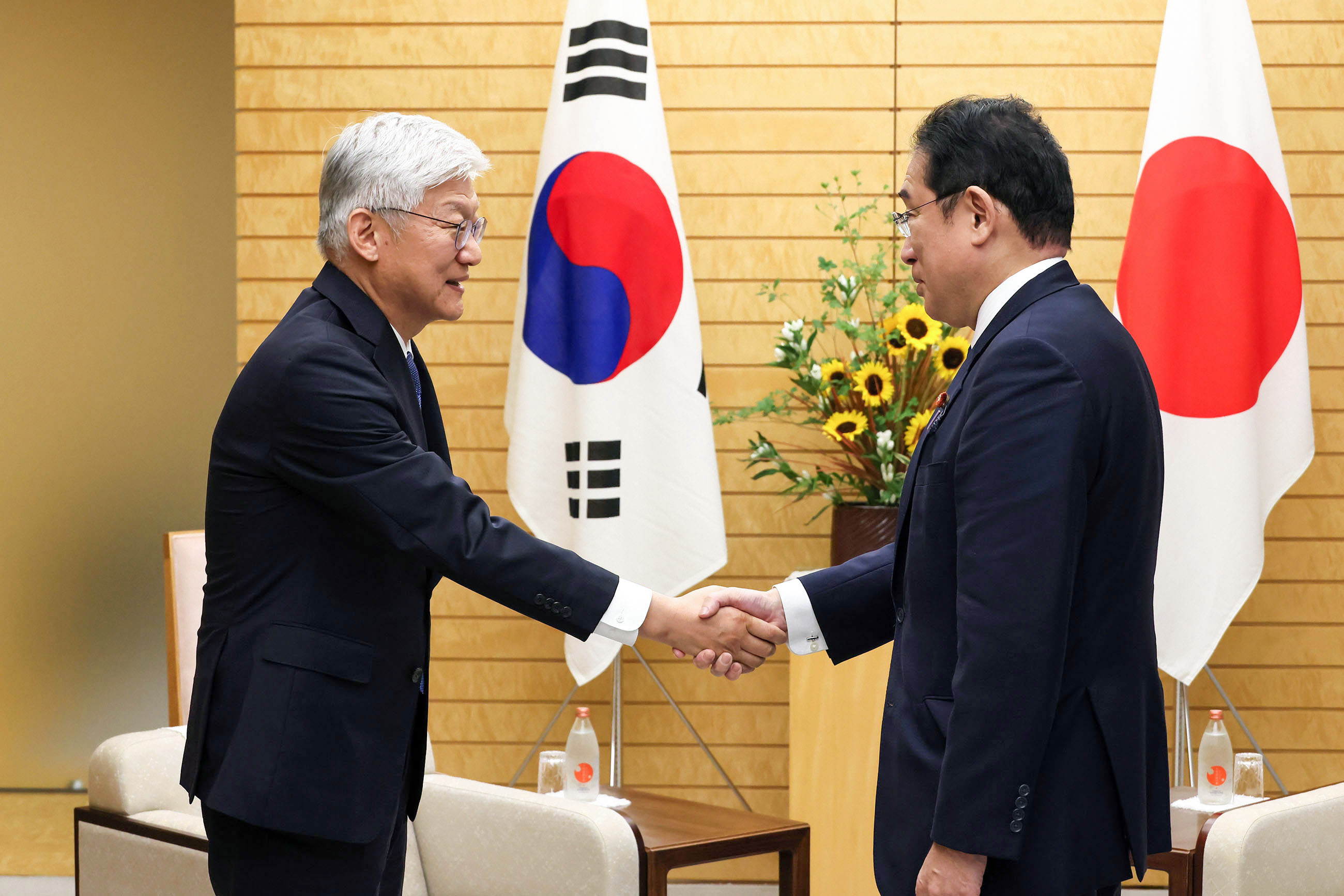 岸田首相接受拜会2