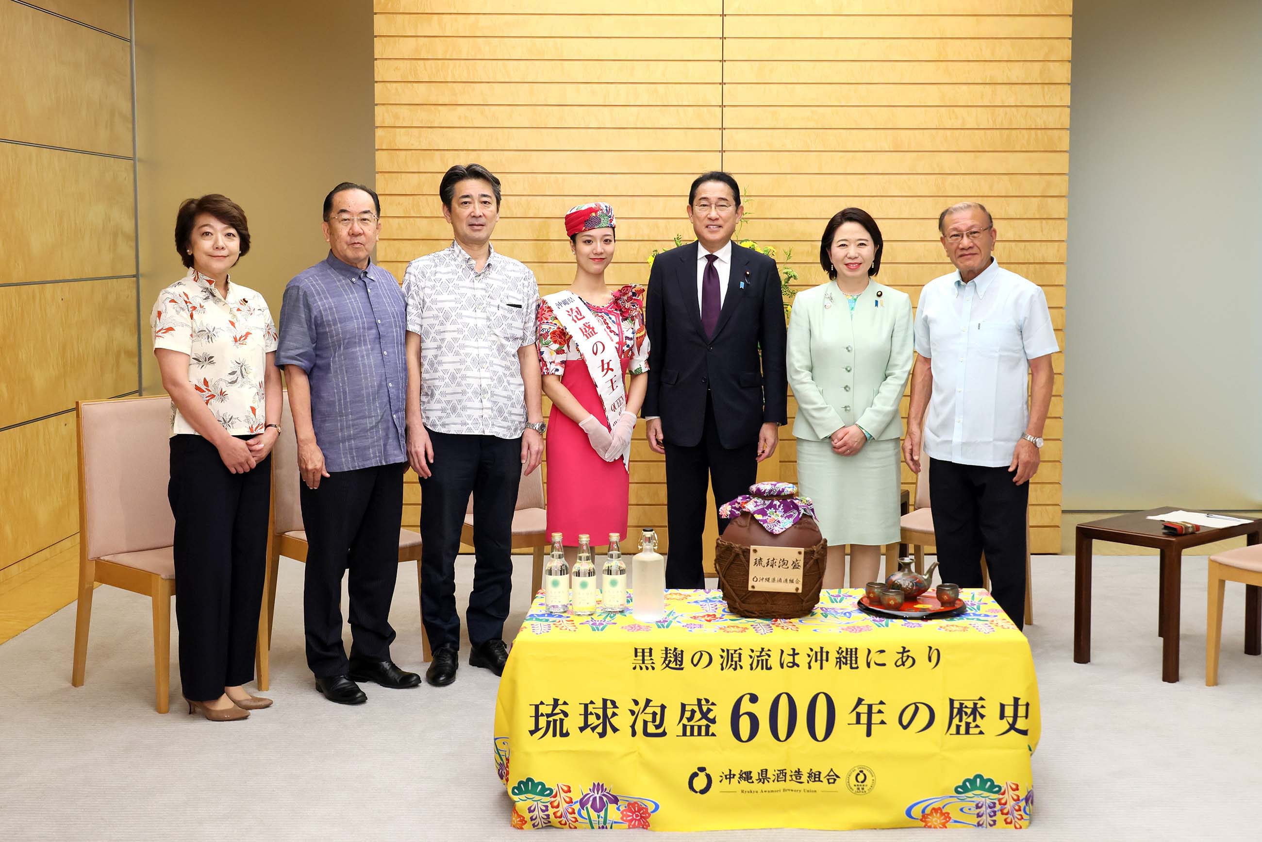 接受冲绳县酿酒业协会赠送的泡盛酒