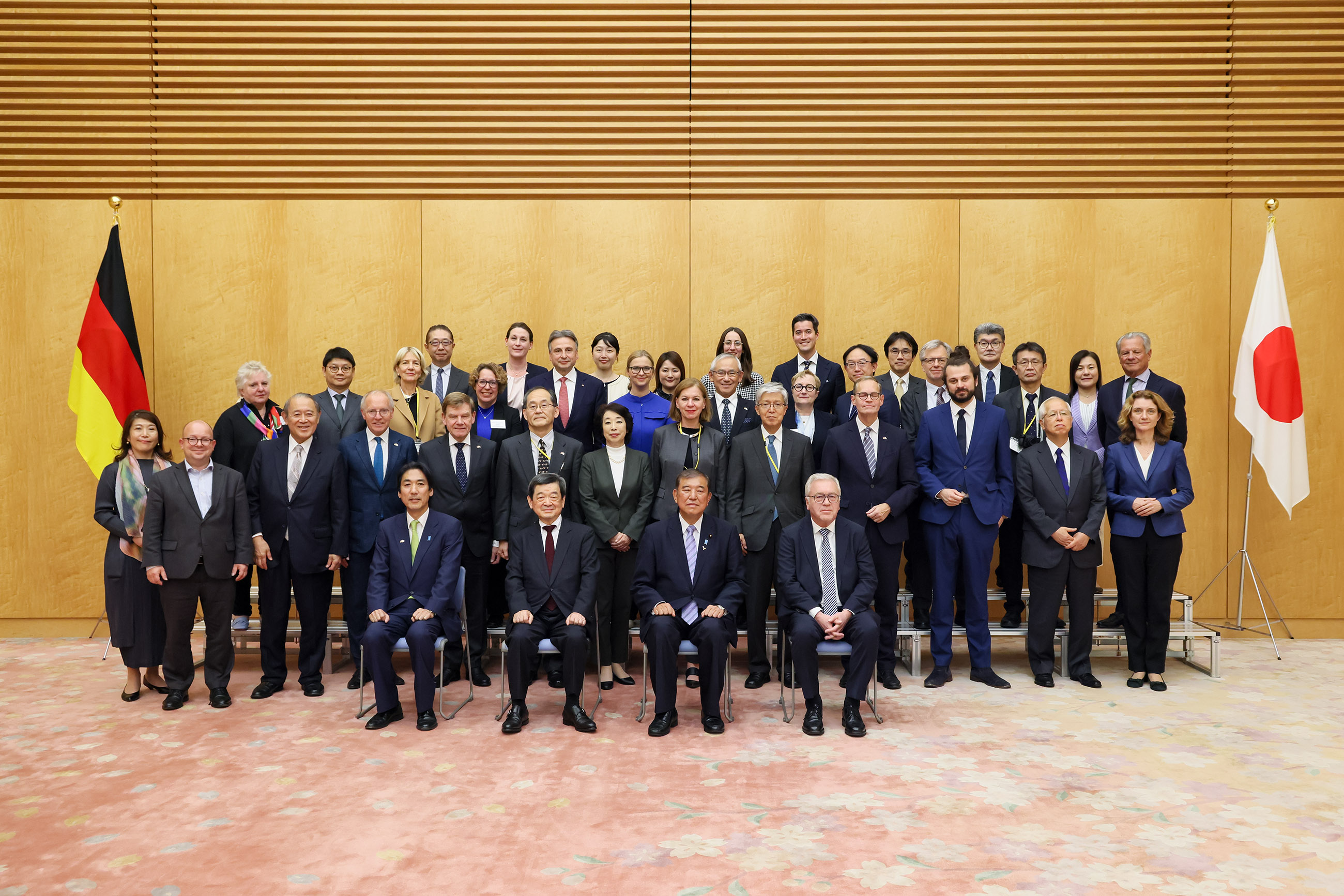 会见日德论坛出席人员一行