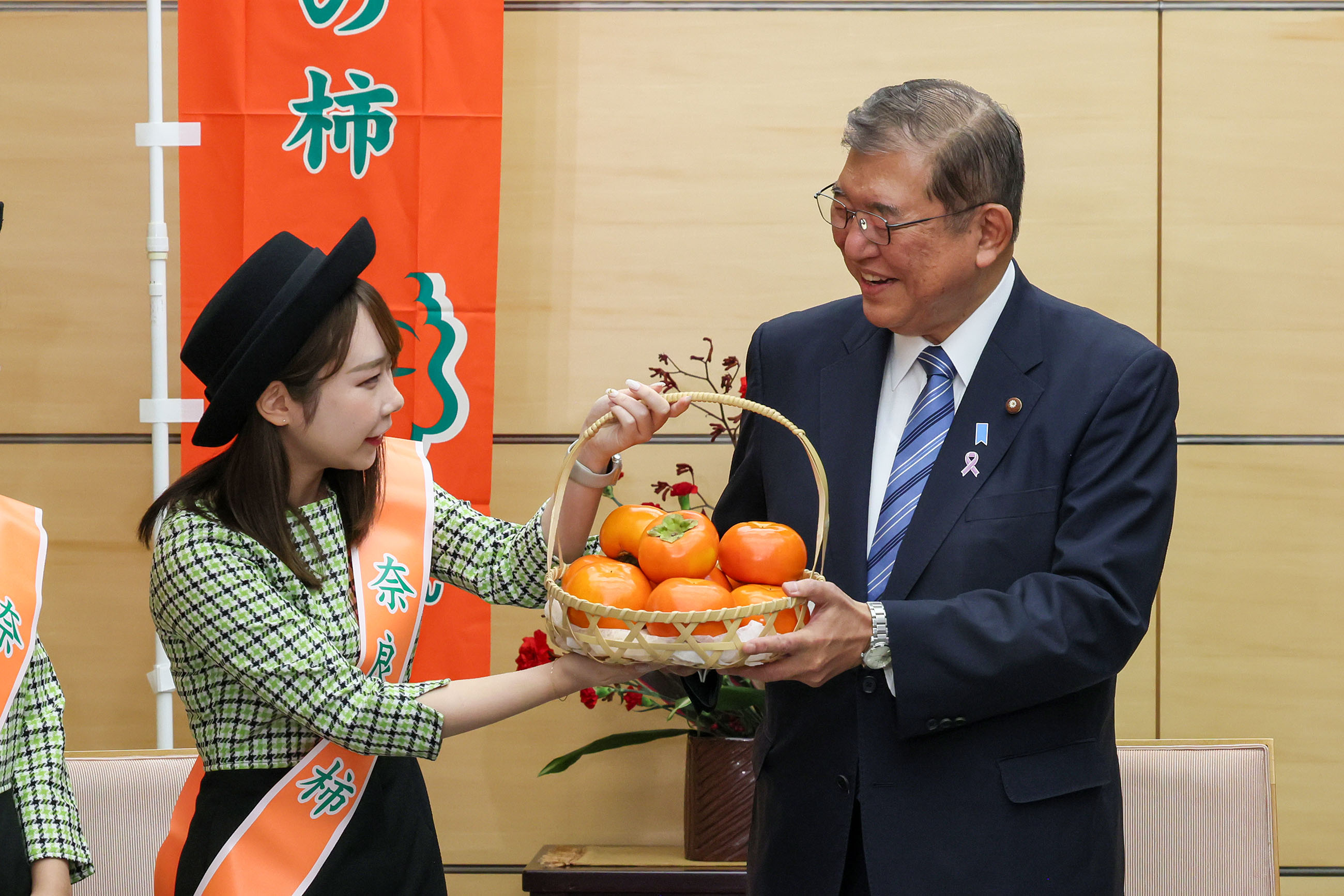 接受赠送的奈良柿子