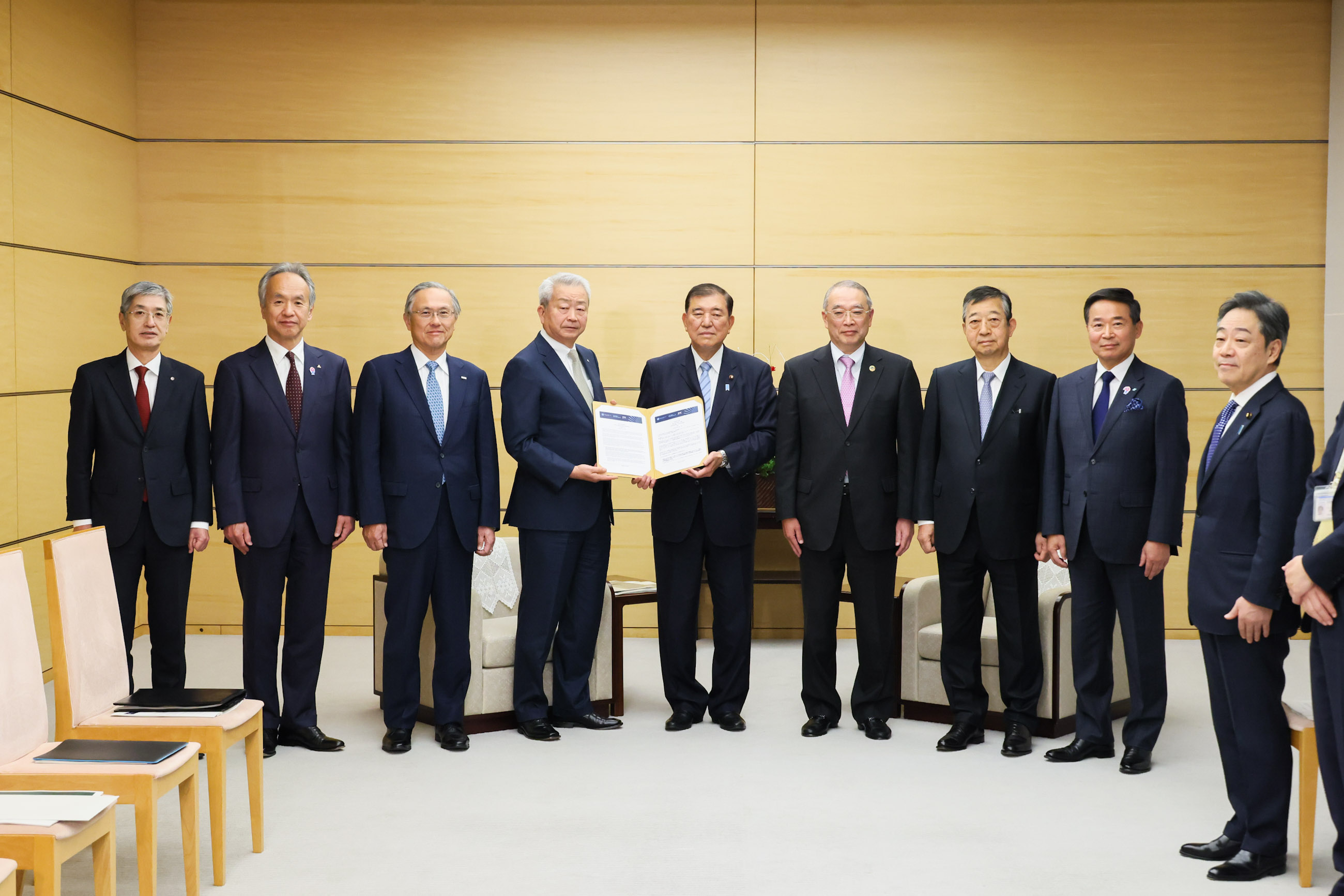 会见泽田日美经济协议会会长等