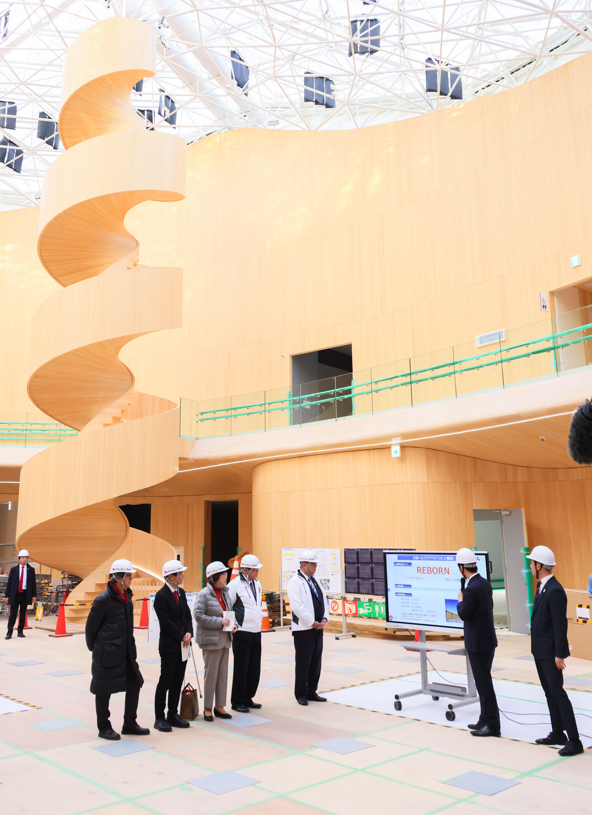 石破首相视察大阪健康护理展馆1