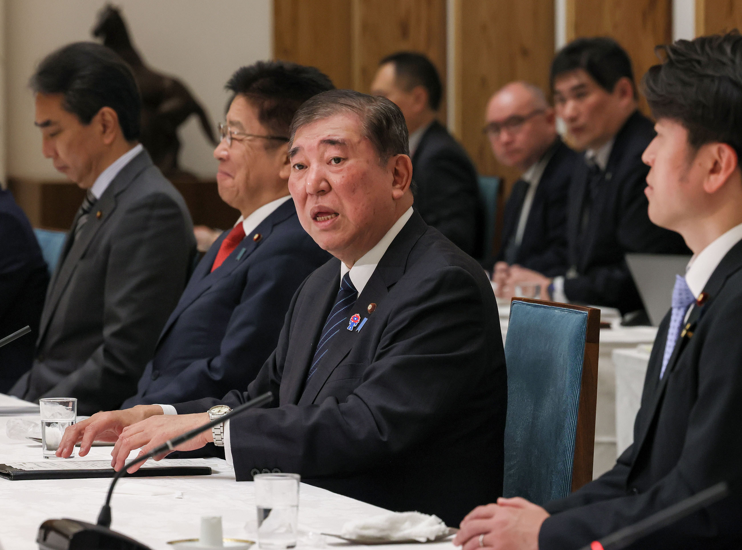 出席政府与执政党联络会议