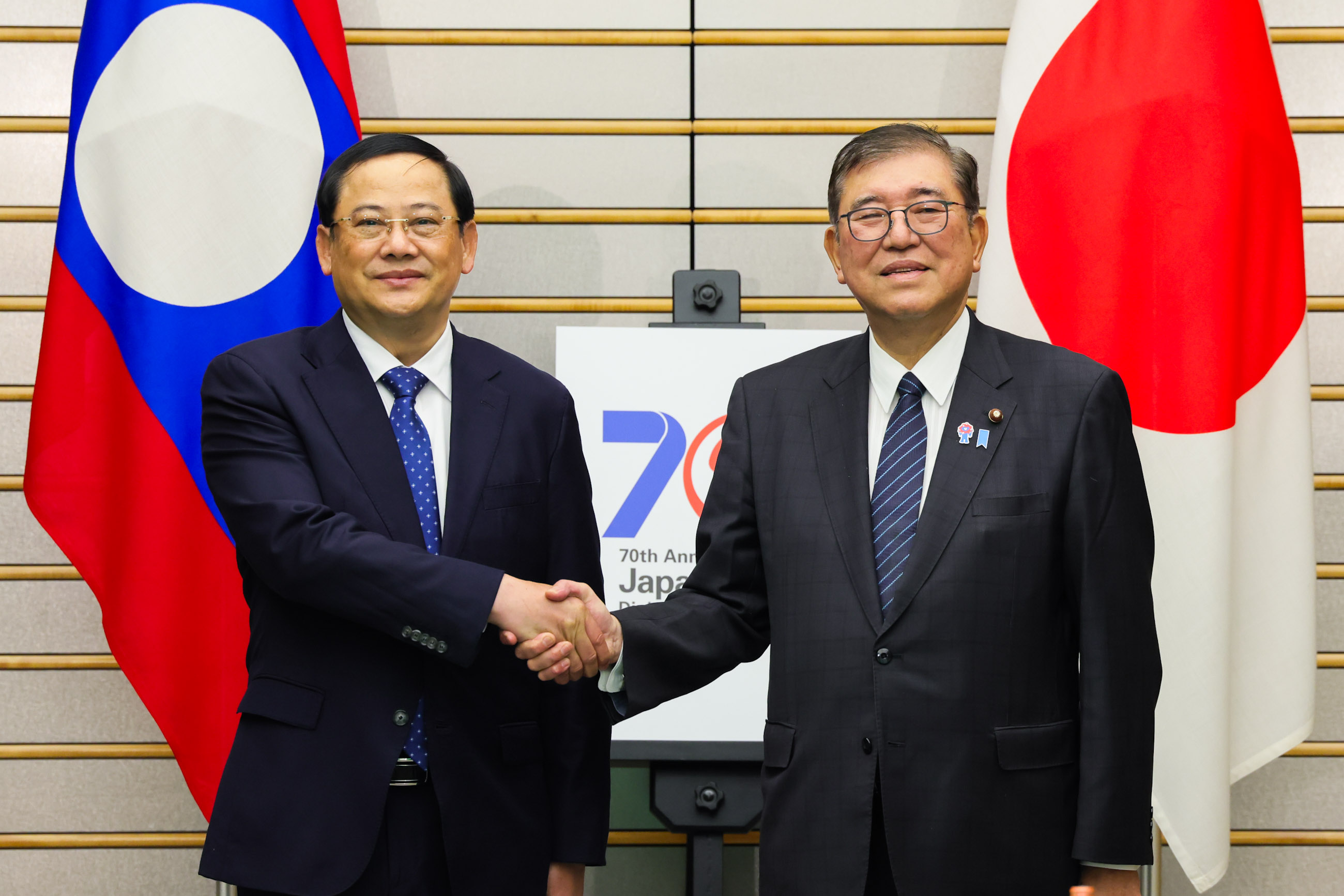 举行日本老挝首脑会谈