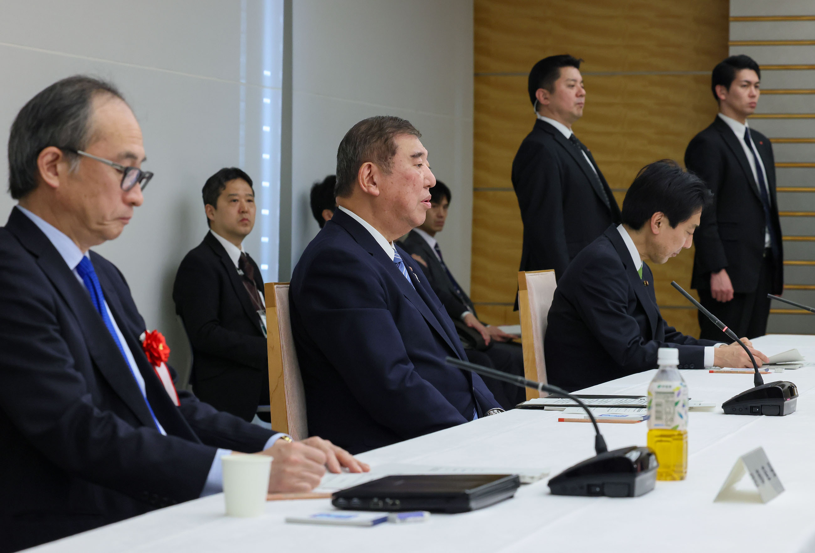 召开重要经济安保信息保护与活用咨询会议