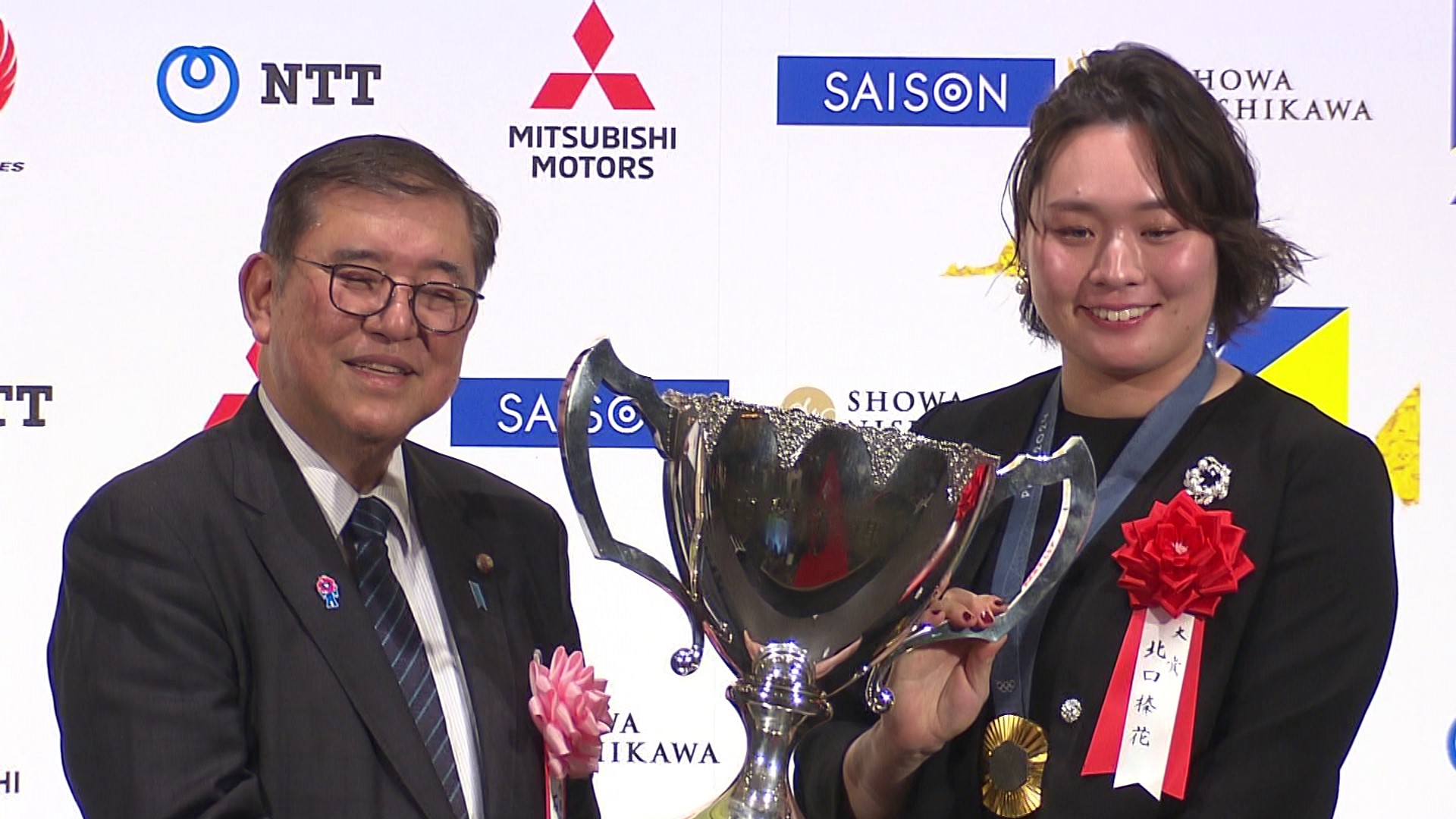 石破首相颁发内阁总理大臣杯