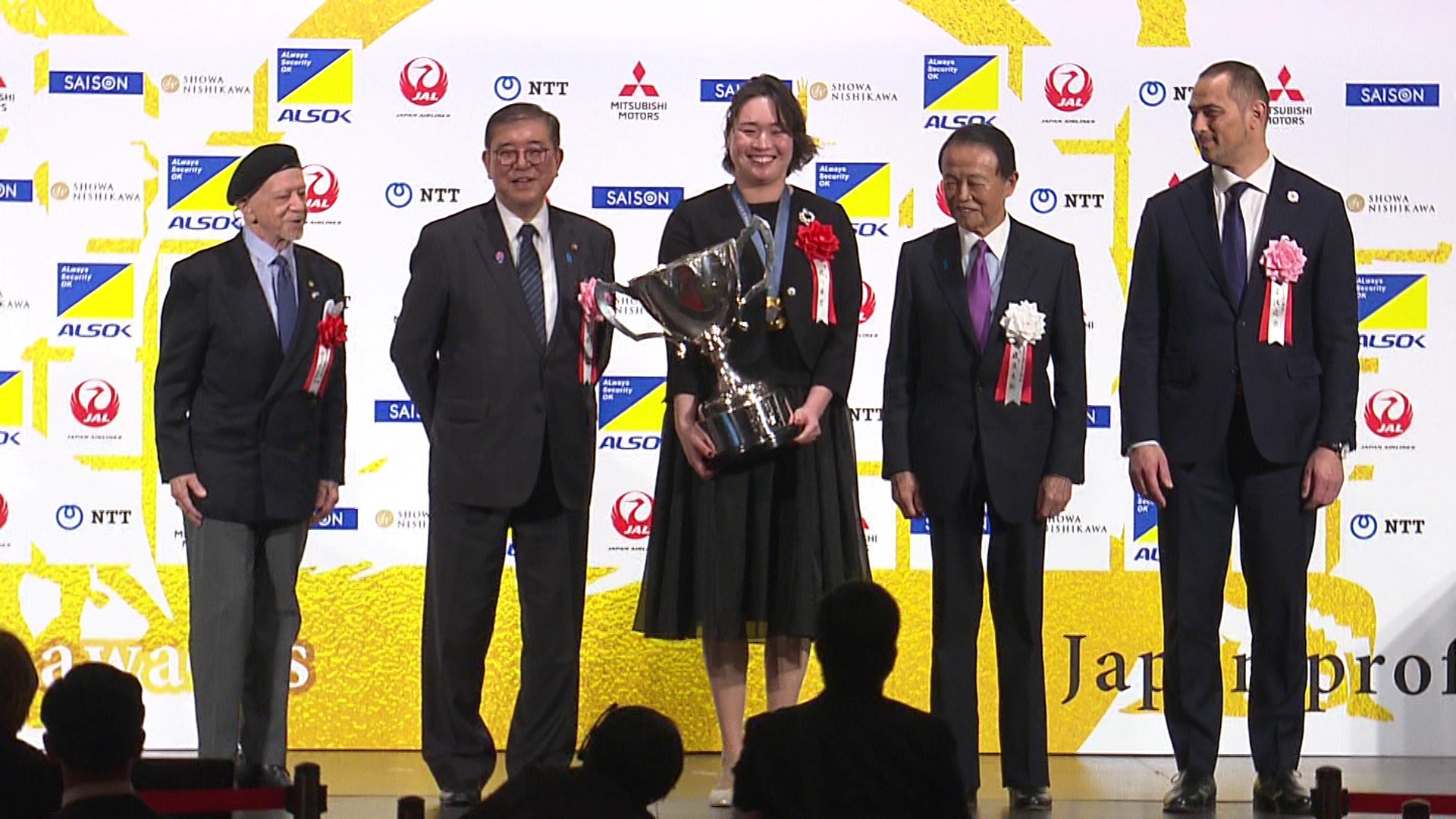 与获奖者合影留念