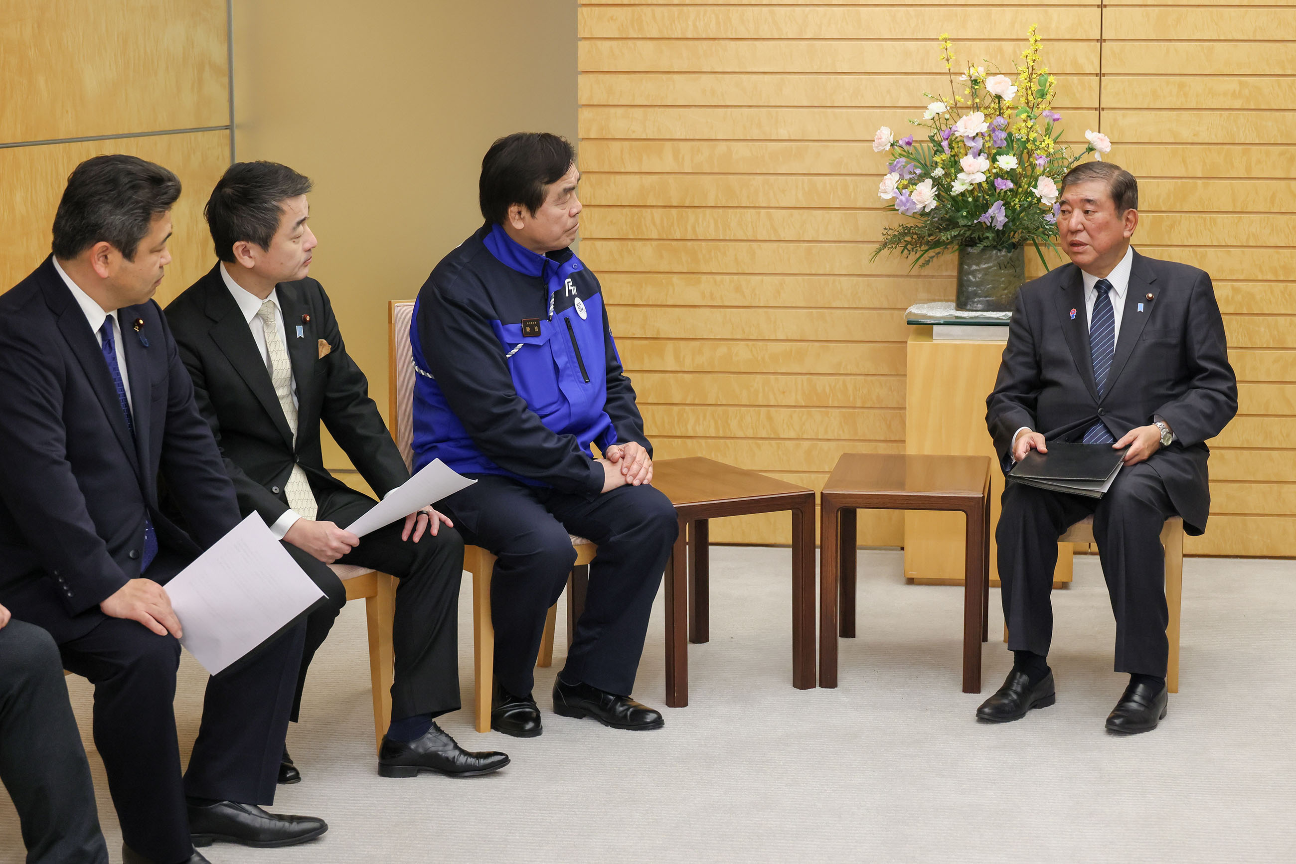 石破首相接受请愿书2