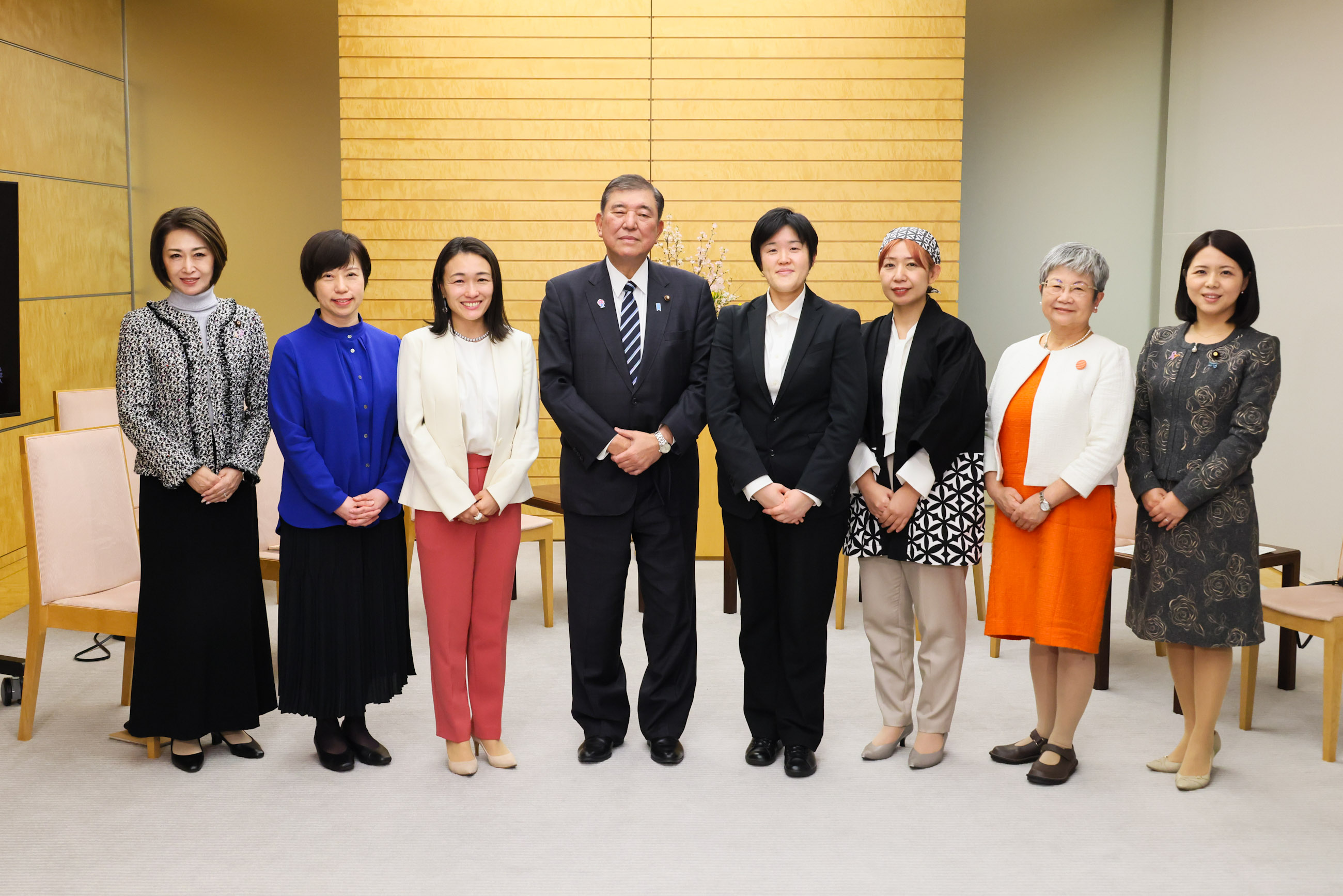 会见“在各地区大放光彩的女性创业者沙龙”参加人员一行