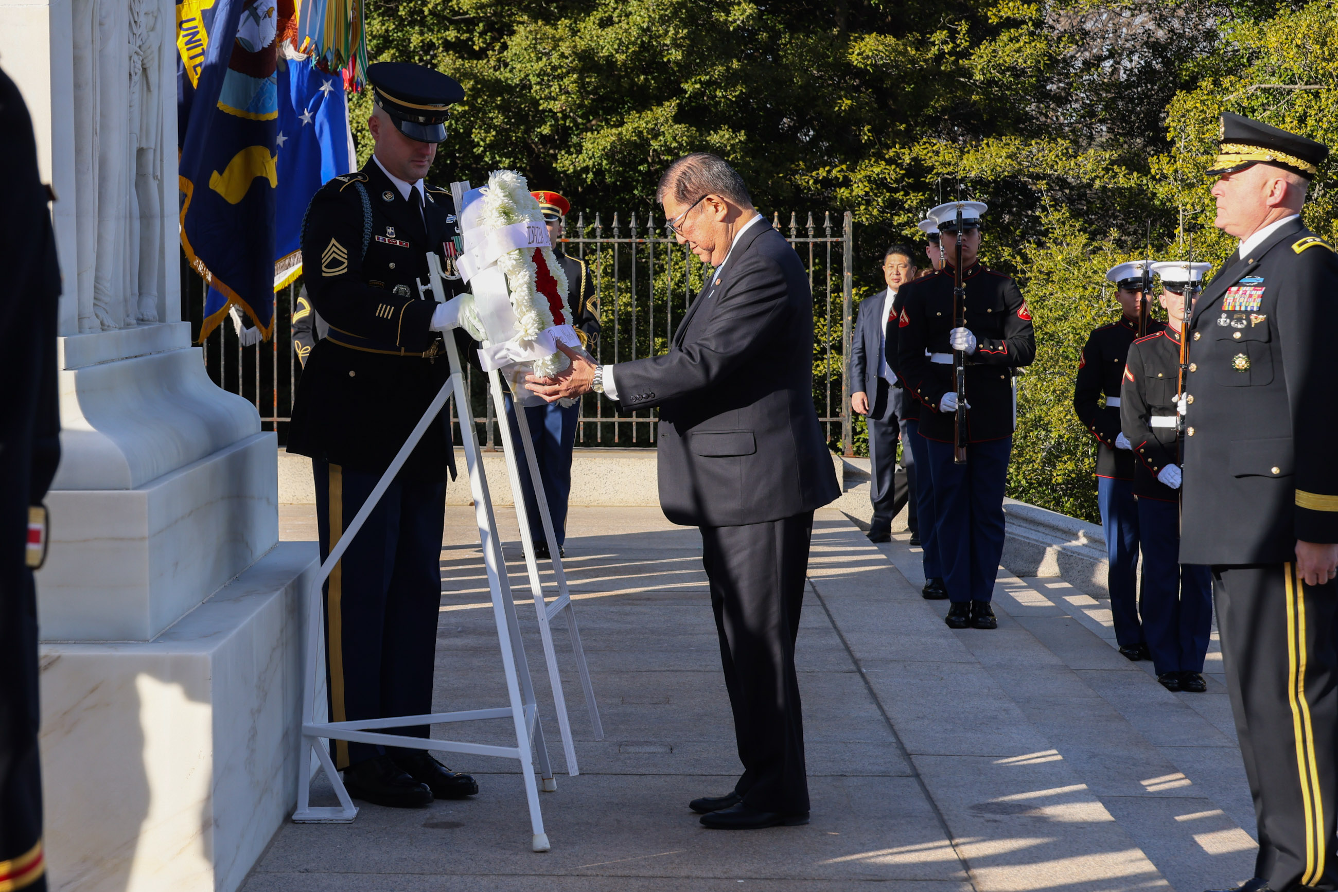 石破首相在阿灵顿国家公墓献花1