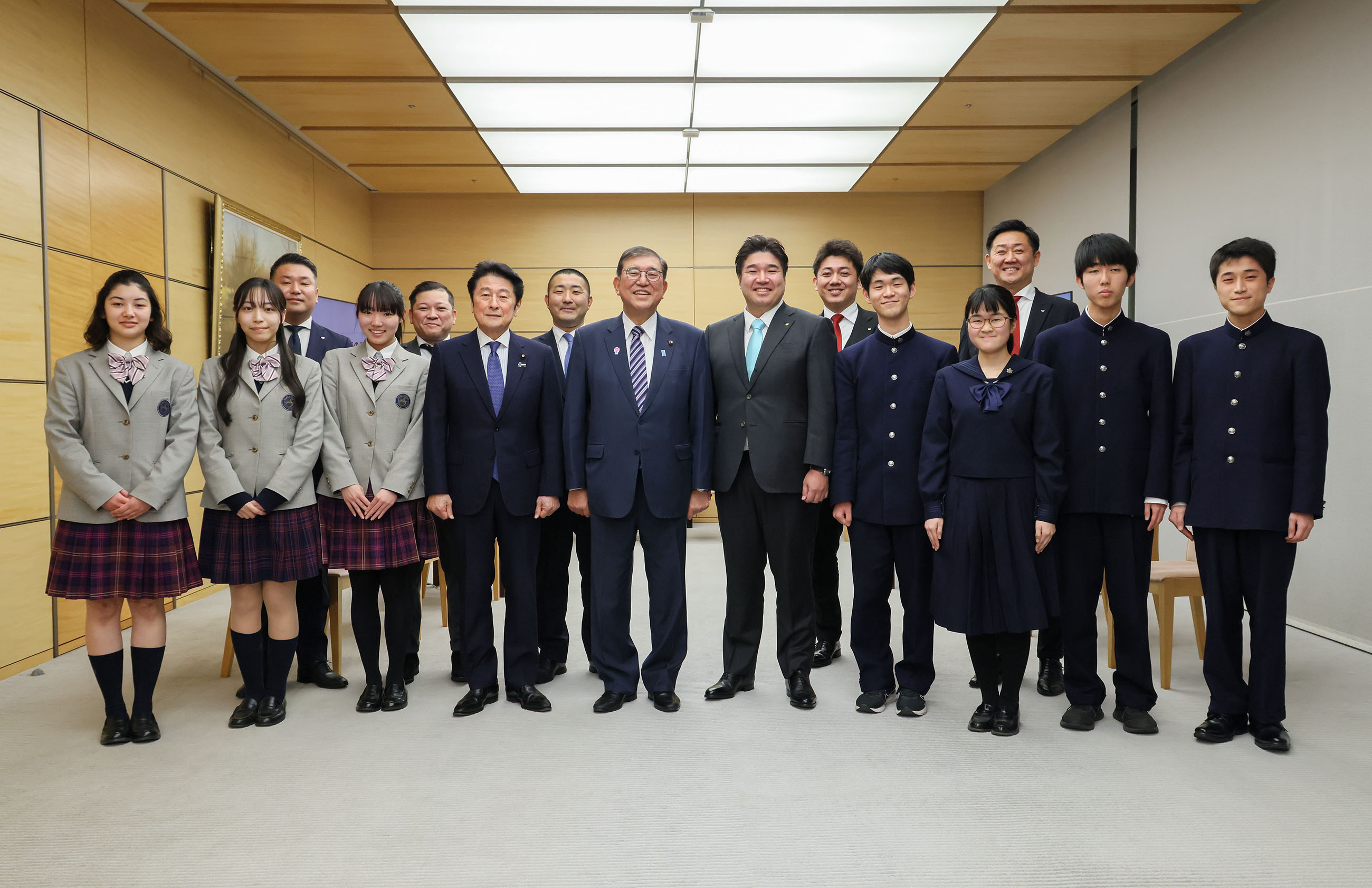 会见全国高中政策竞赛最优秀团队