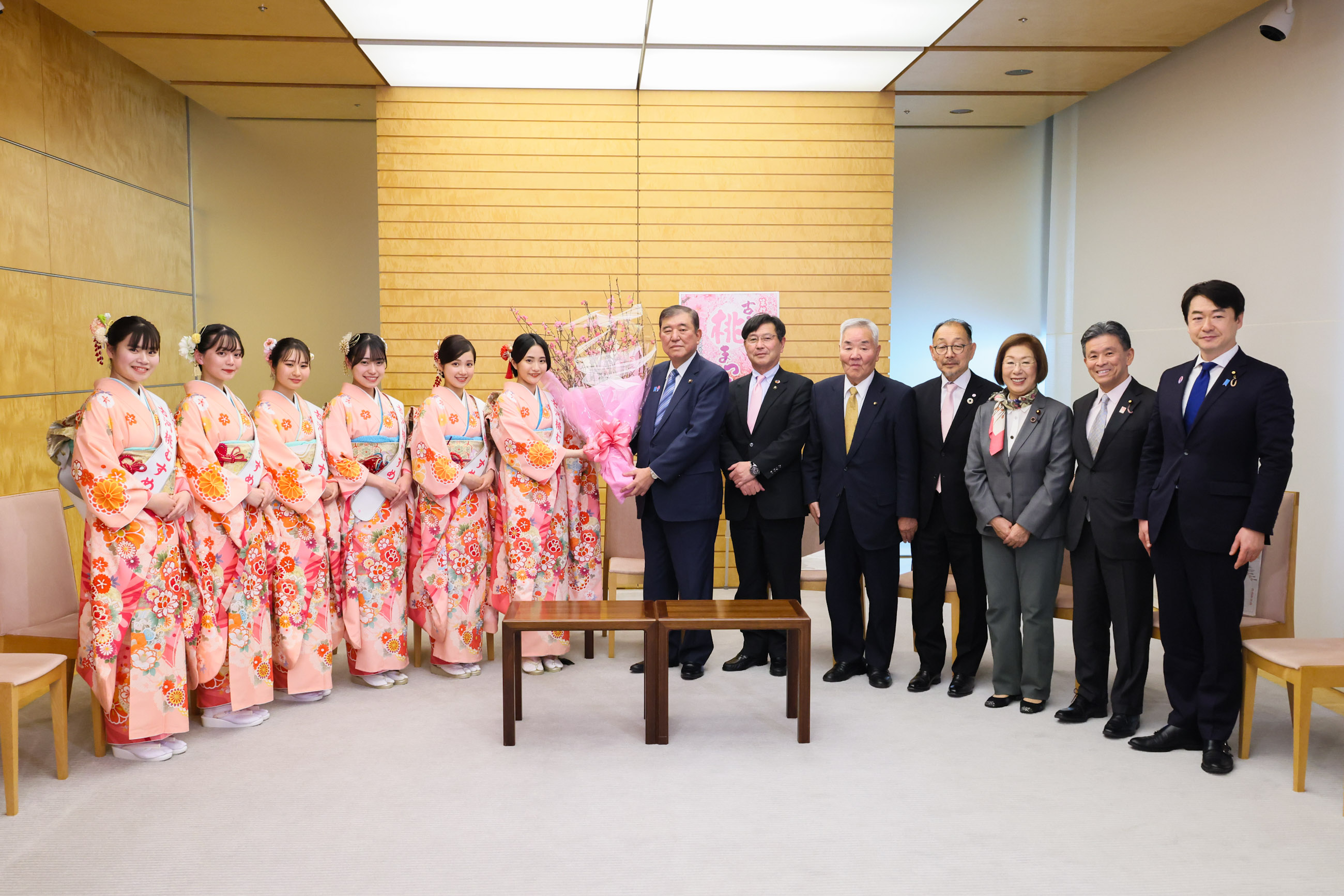 会见古河桃姑娘等