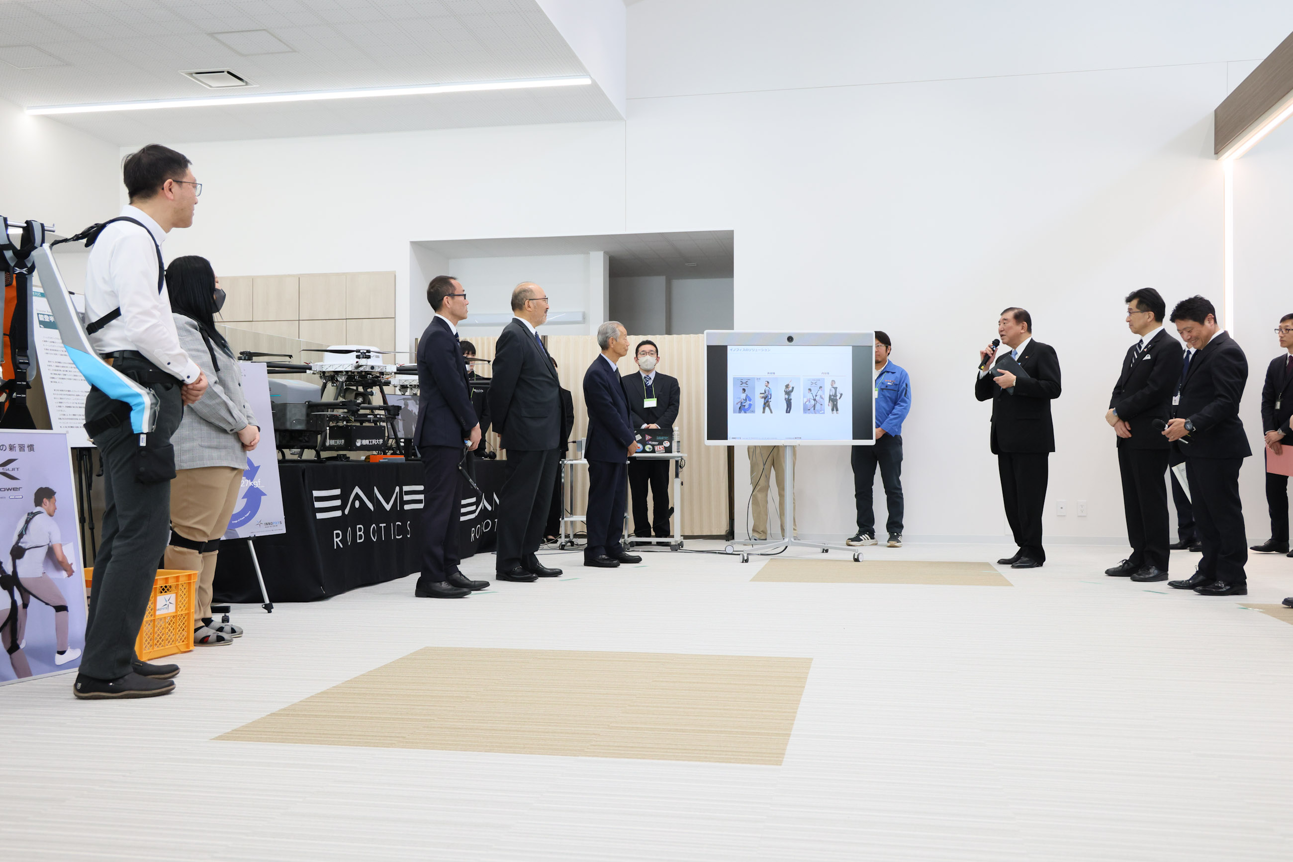 石破首相视察机器人制造企业的研发基地4