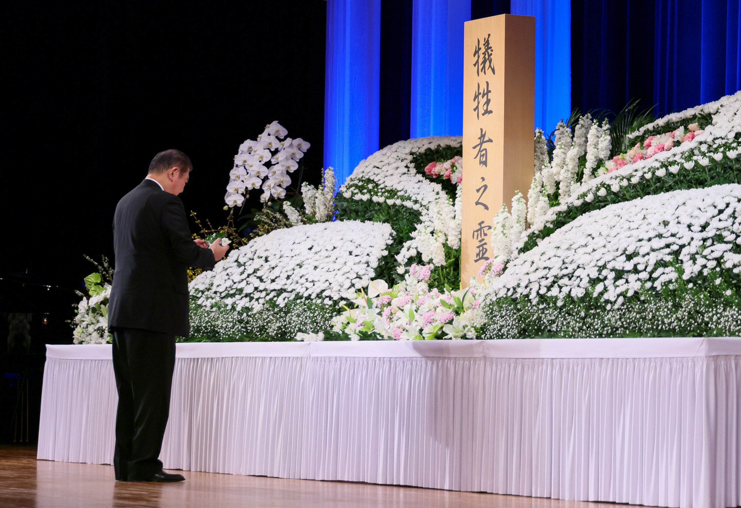 石破首相进行献花1