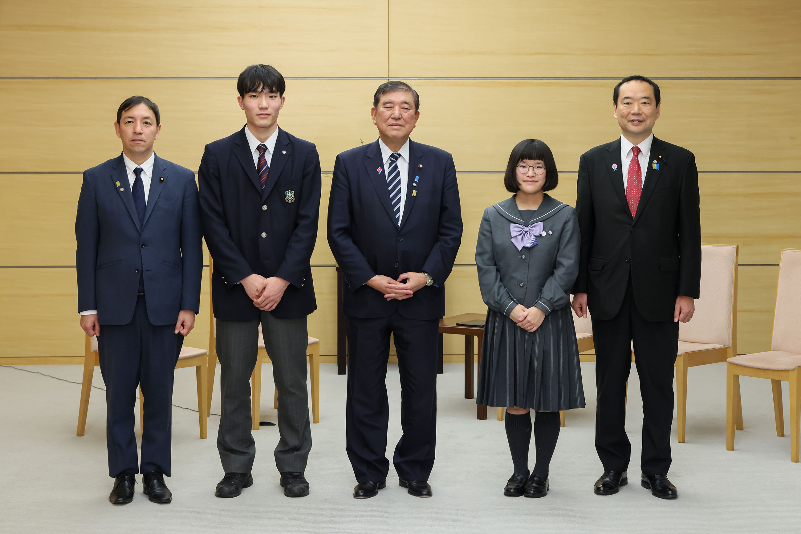 接见“思考北方领土”高中生辩论大赛获奖者