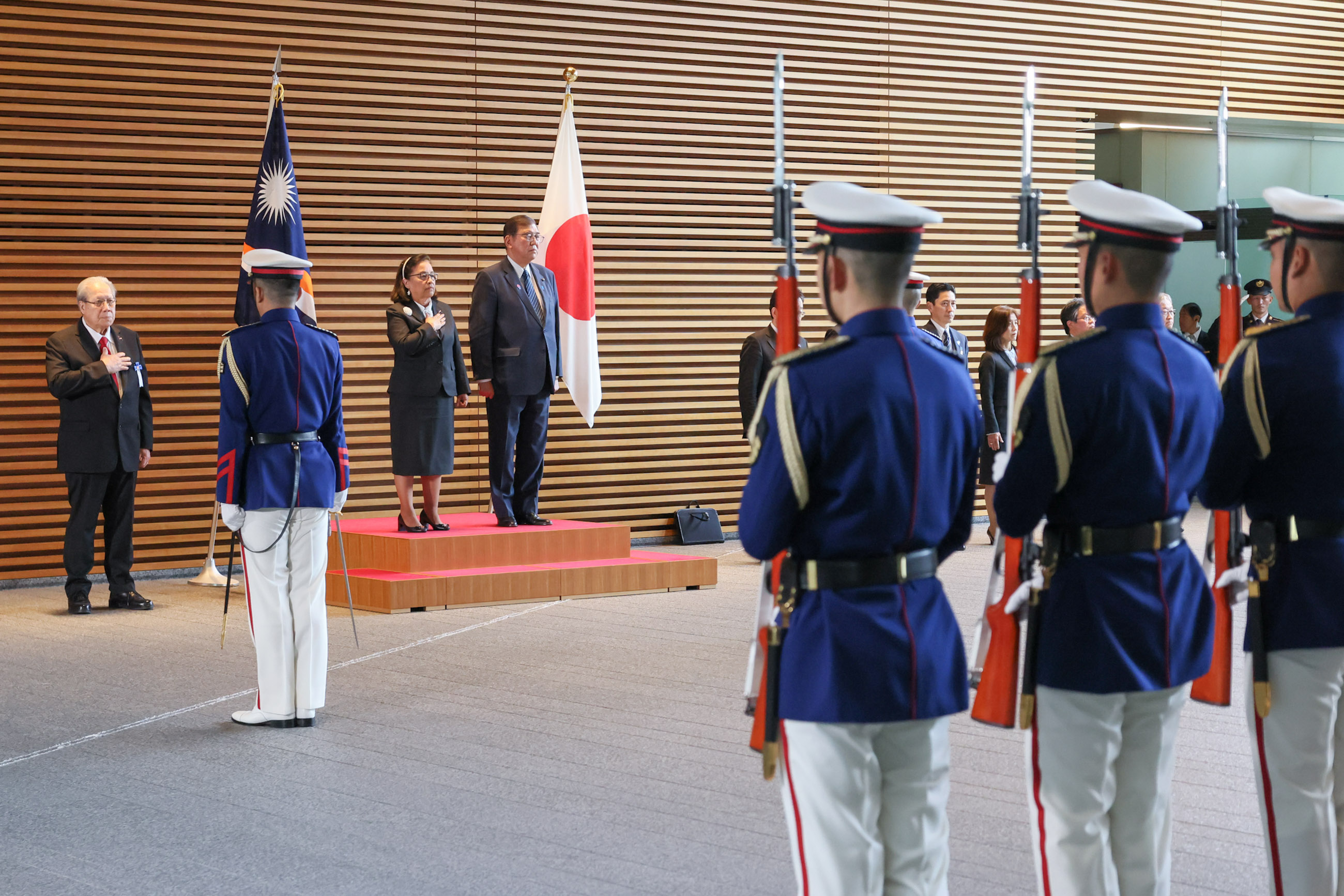在仪仗队的荣誉礼和迎宾仪式5