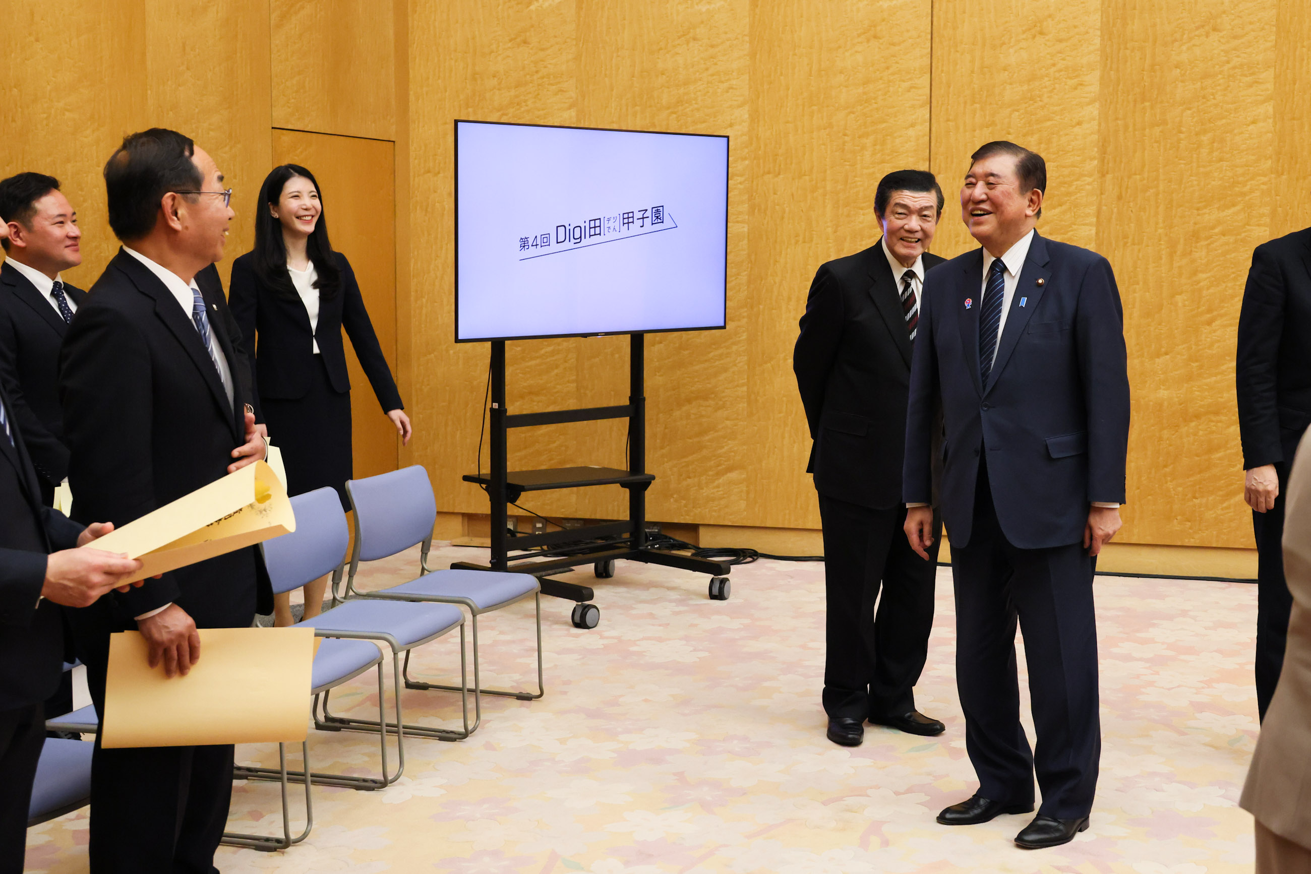 石破首相与获奖者合影3