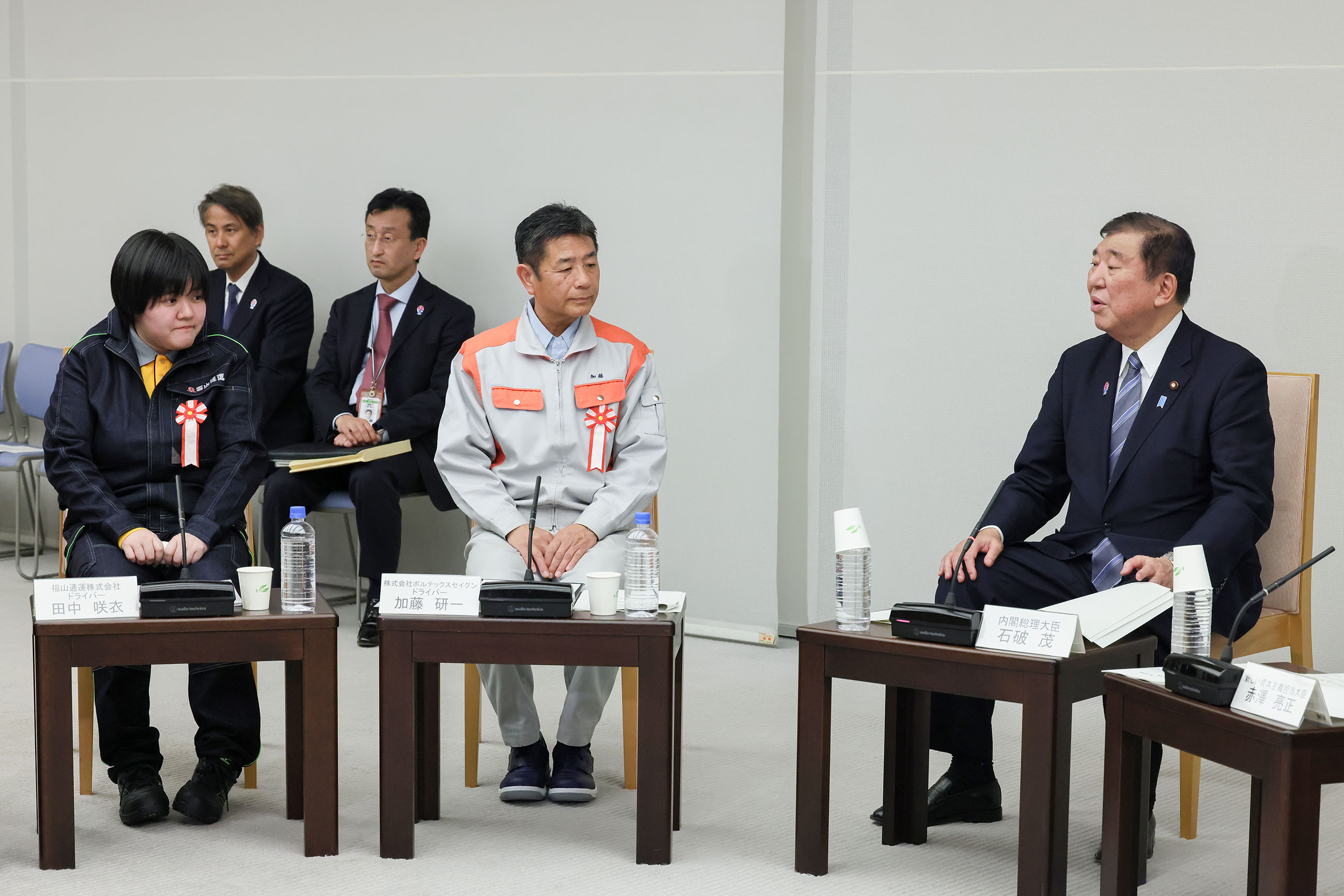 与卡车司机等人士召开座谈会