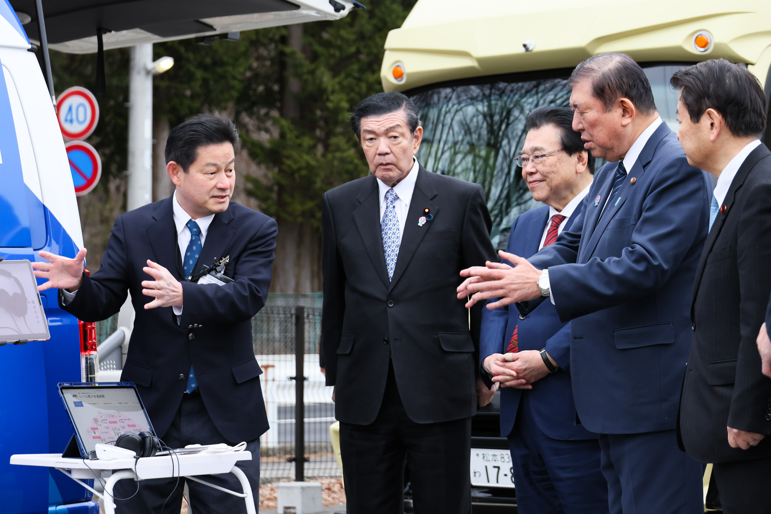 石破首相视察移动医疗车1