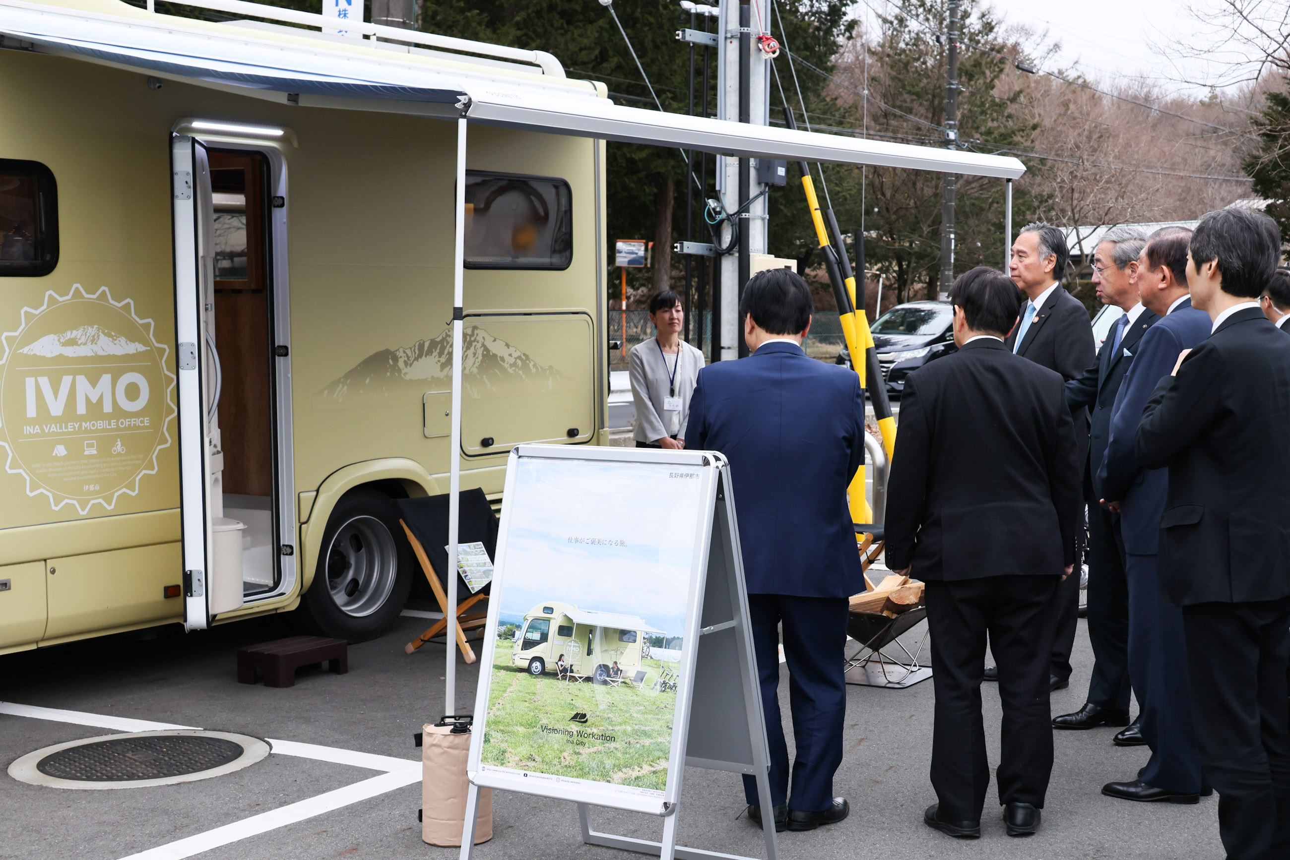 石破首相视察移动办公车1