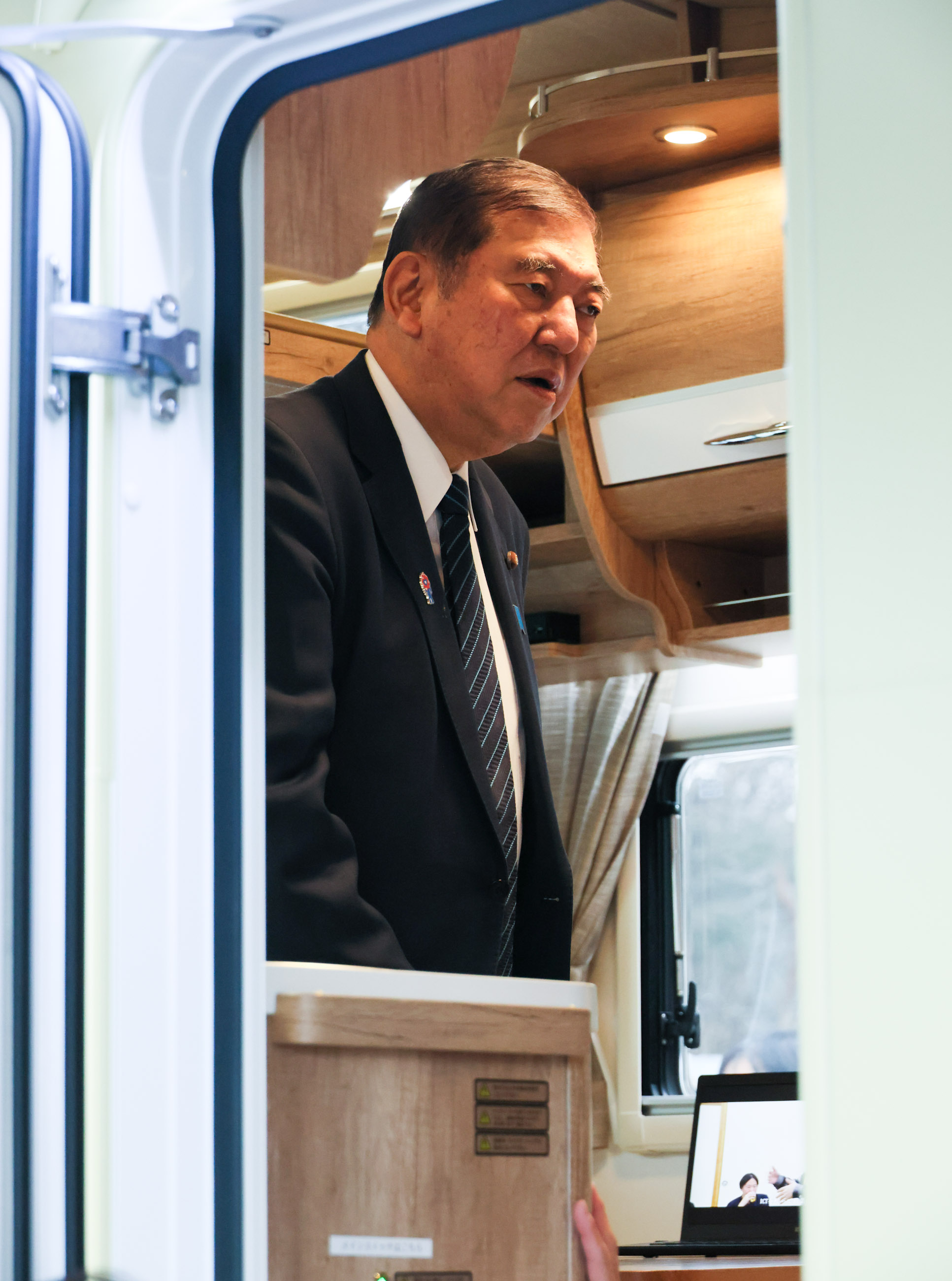 石破首相视察移动办公车2