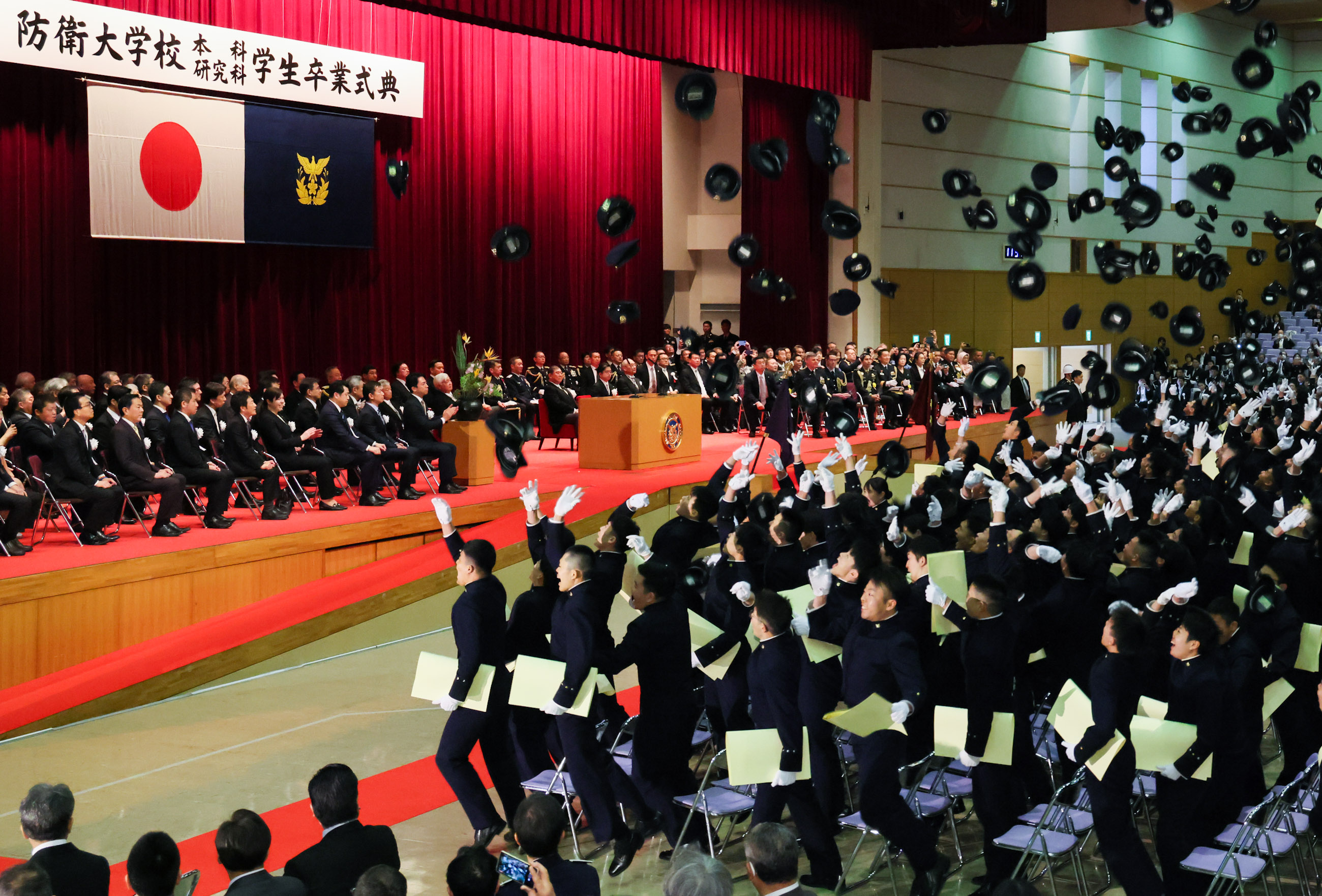 石破首相为毕业生送行