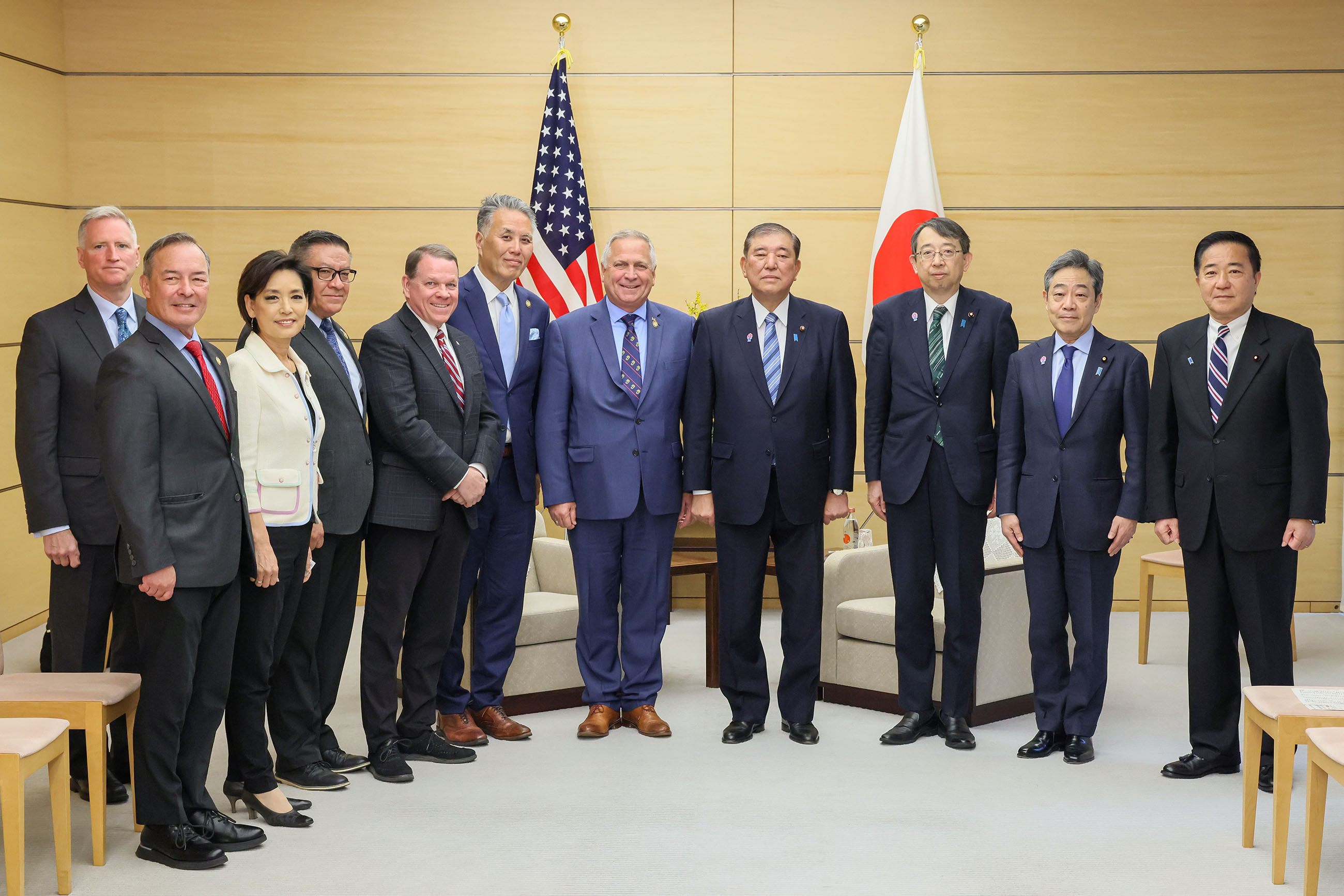 会见美国众议院退伍军人事务委员会等所属议员