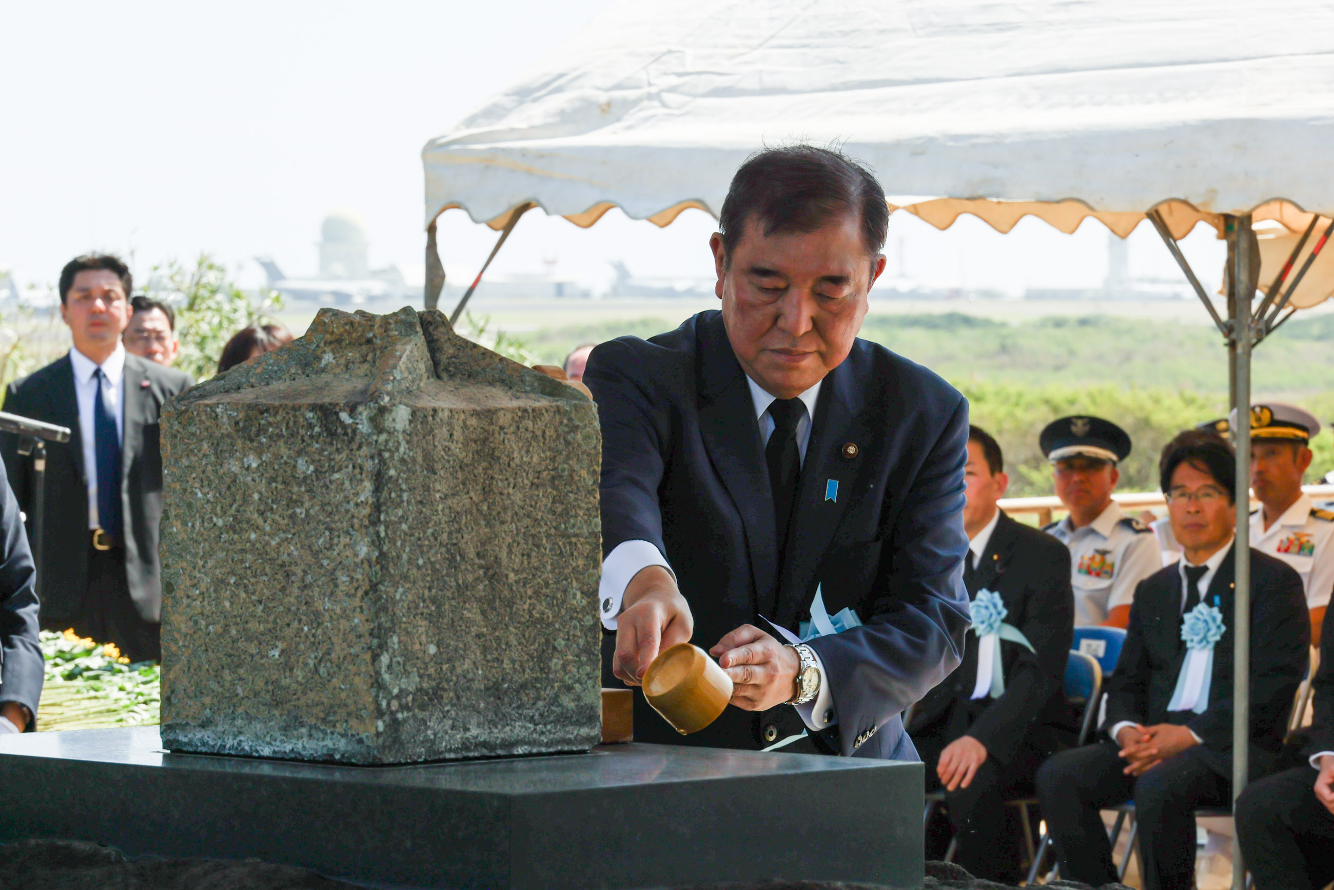 石破首相在硫磺岛战殁者慰灵追悼表彰仪式献水