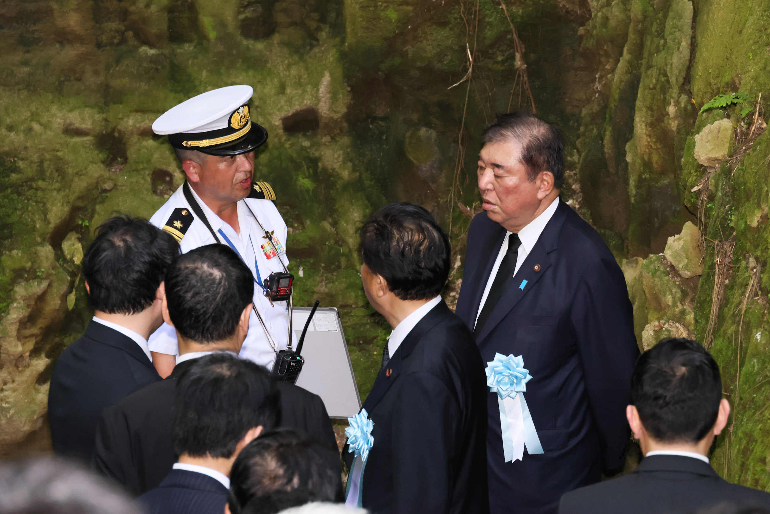 石破首相参观海军司令部战壕