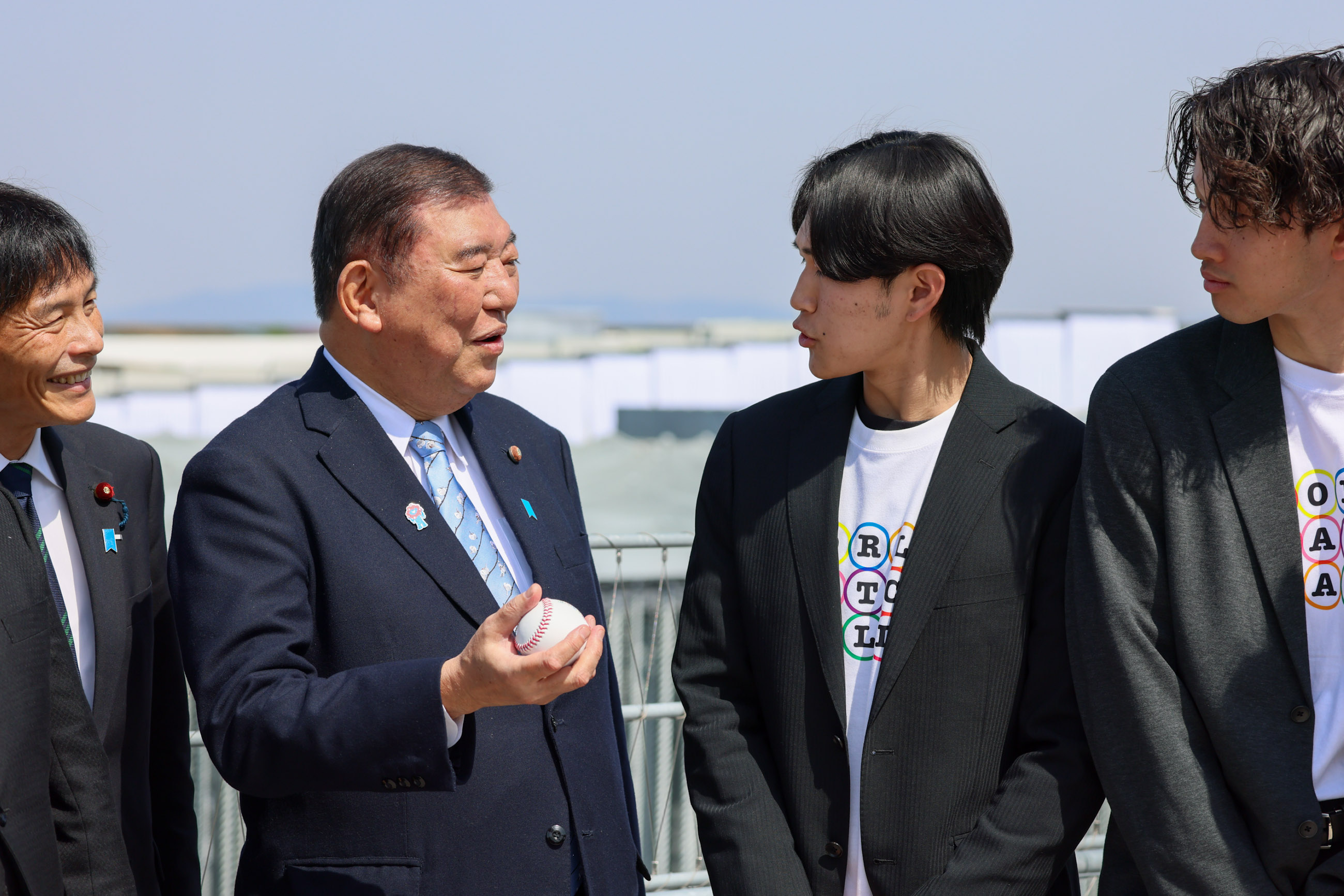 石破首相与参加“世界抛接球计划（world_catchball_project）”的相关人员进行恳谈2