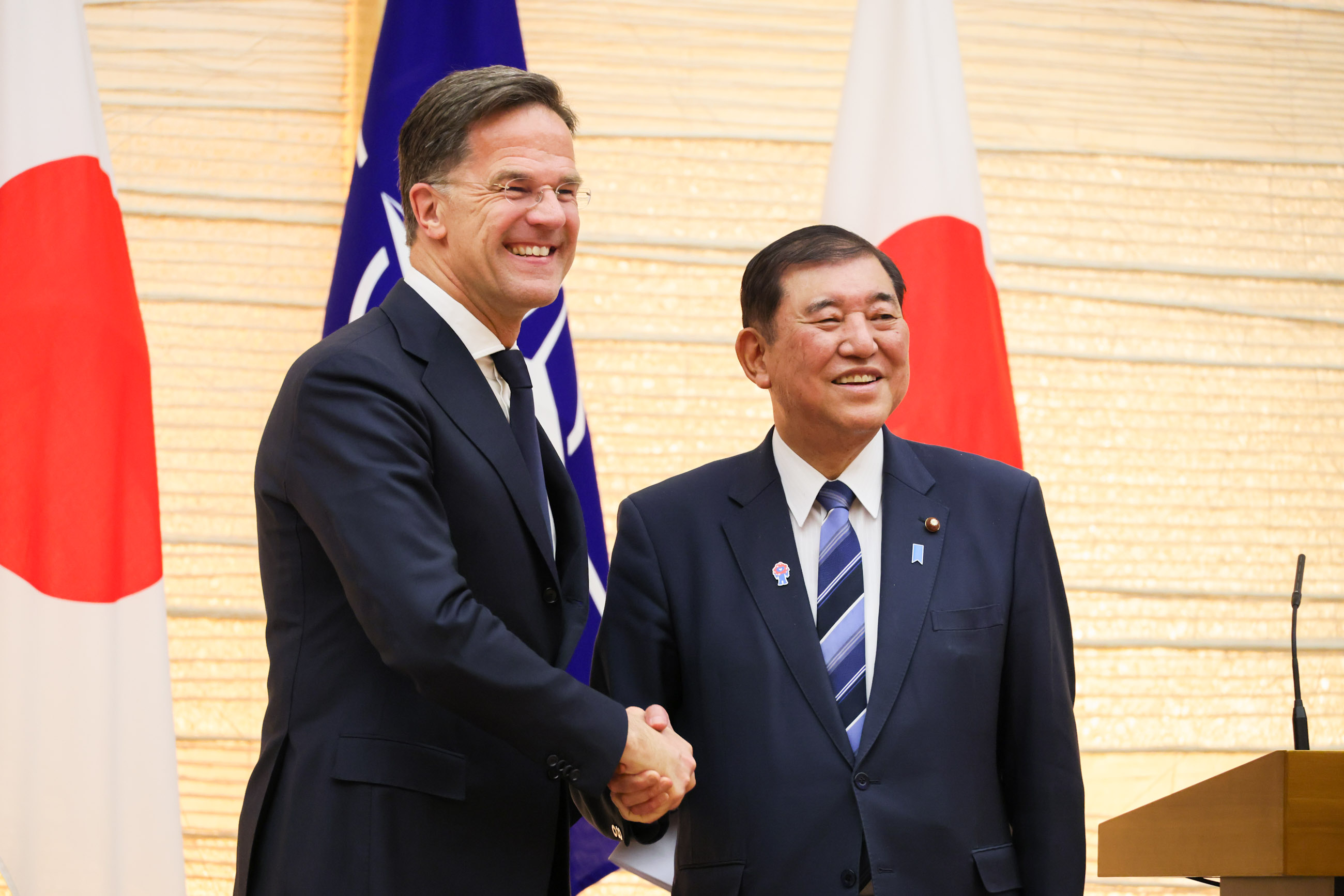 与北大西洋公约组织秘书长吕特举行会谈等