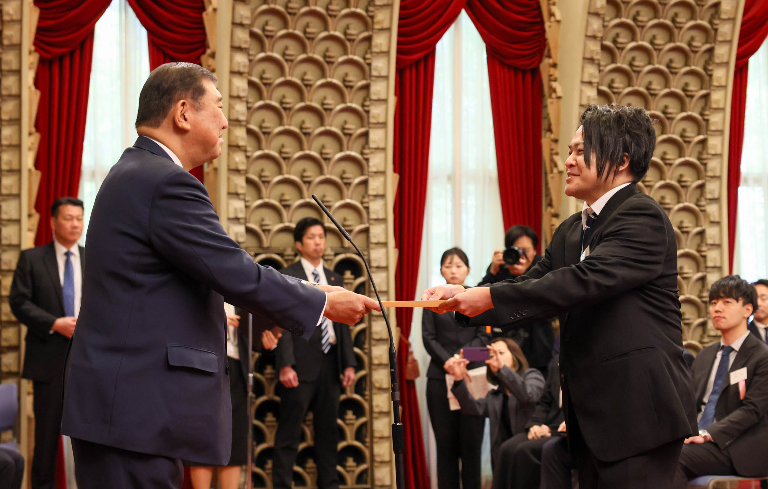 石破首相向地方创生支援官颁发任命书2