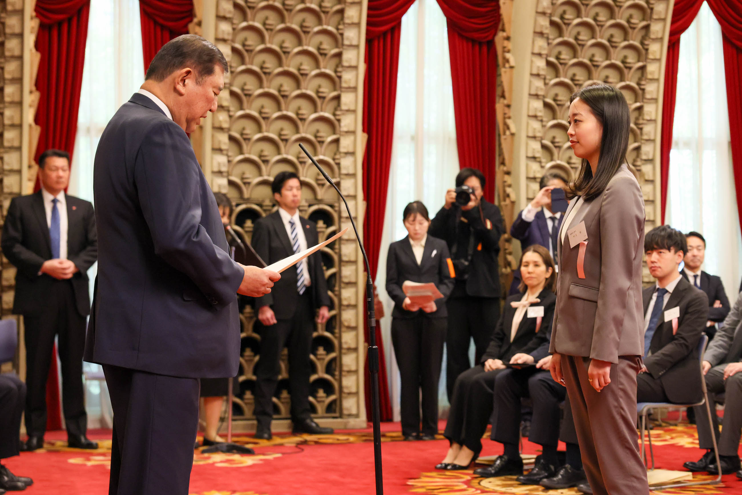 石破首相向地方创生支援官颁发任命书3