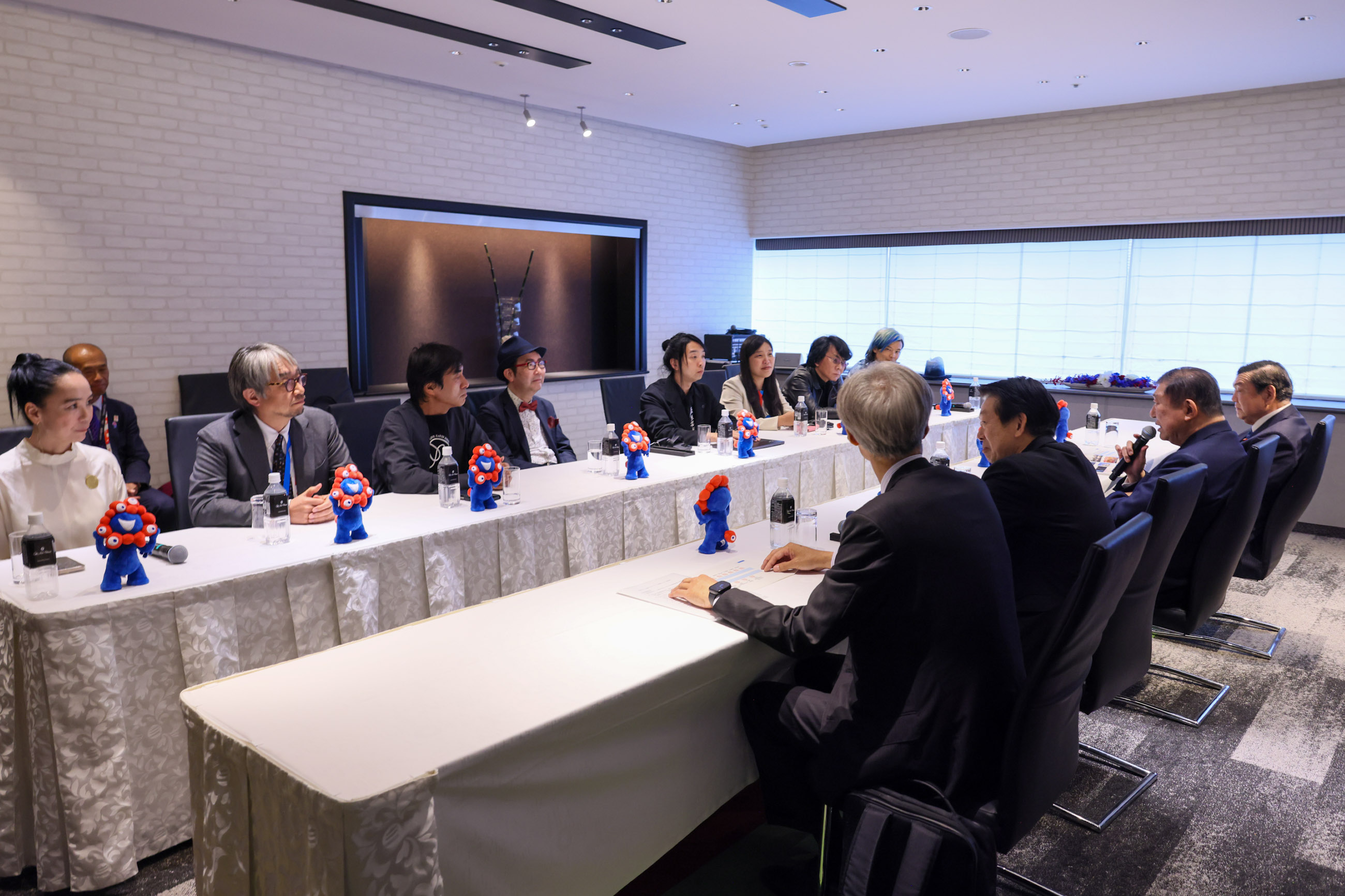 石破首相接见世博会主题项目的制作人2