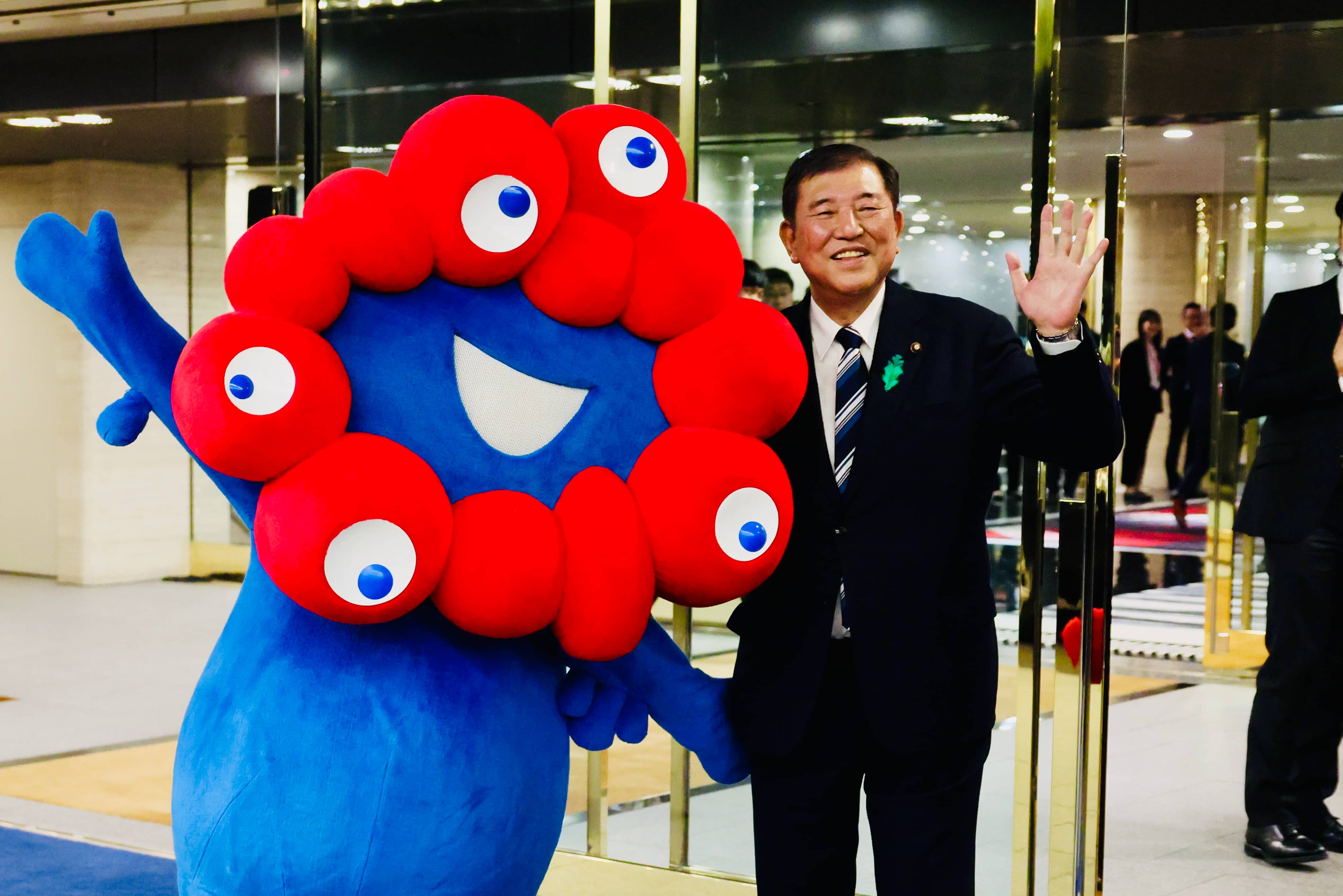 石破首相与MYAKU-MYAKU合影