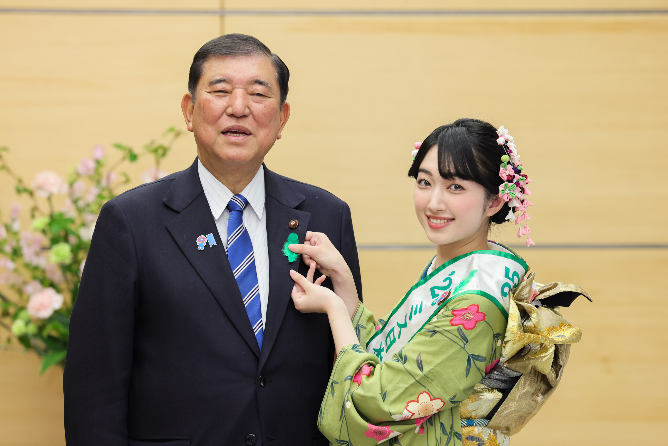 会见日本小姐“绿色羽毛”大使等(佩带绿色羽毛宣传活动)