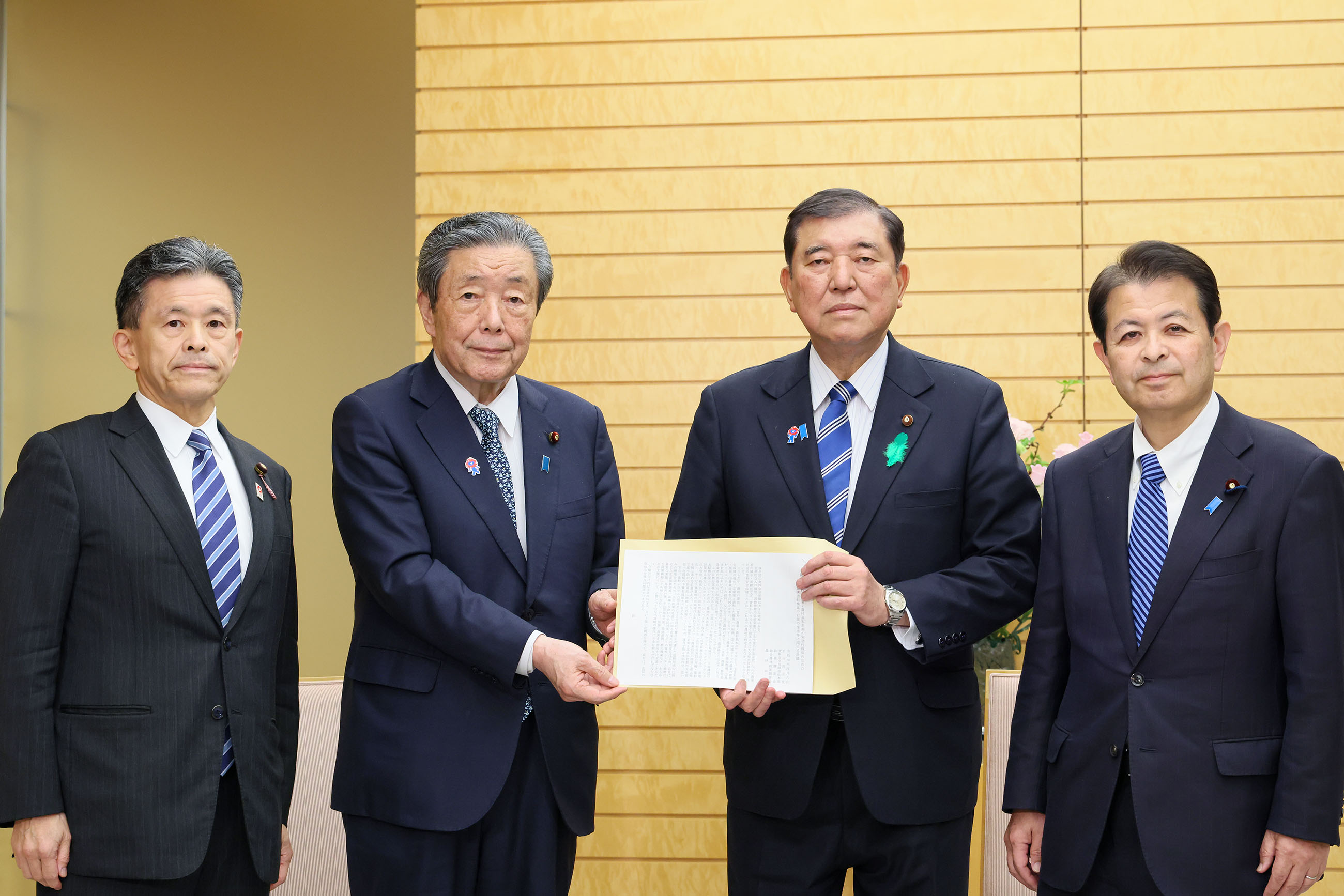 接受自由民主党提交的“为了确保新的粮食、农业与农村基本计划实效性的有关农业结构转型集中对策推进等的决议”