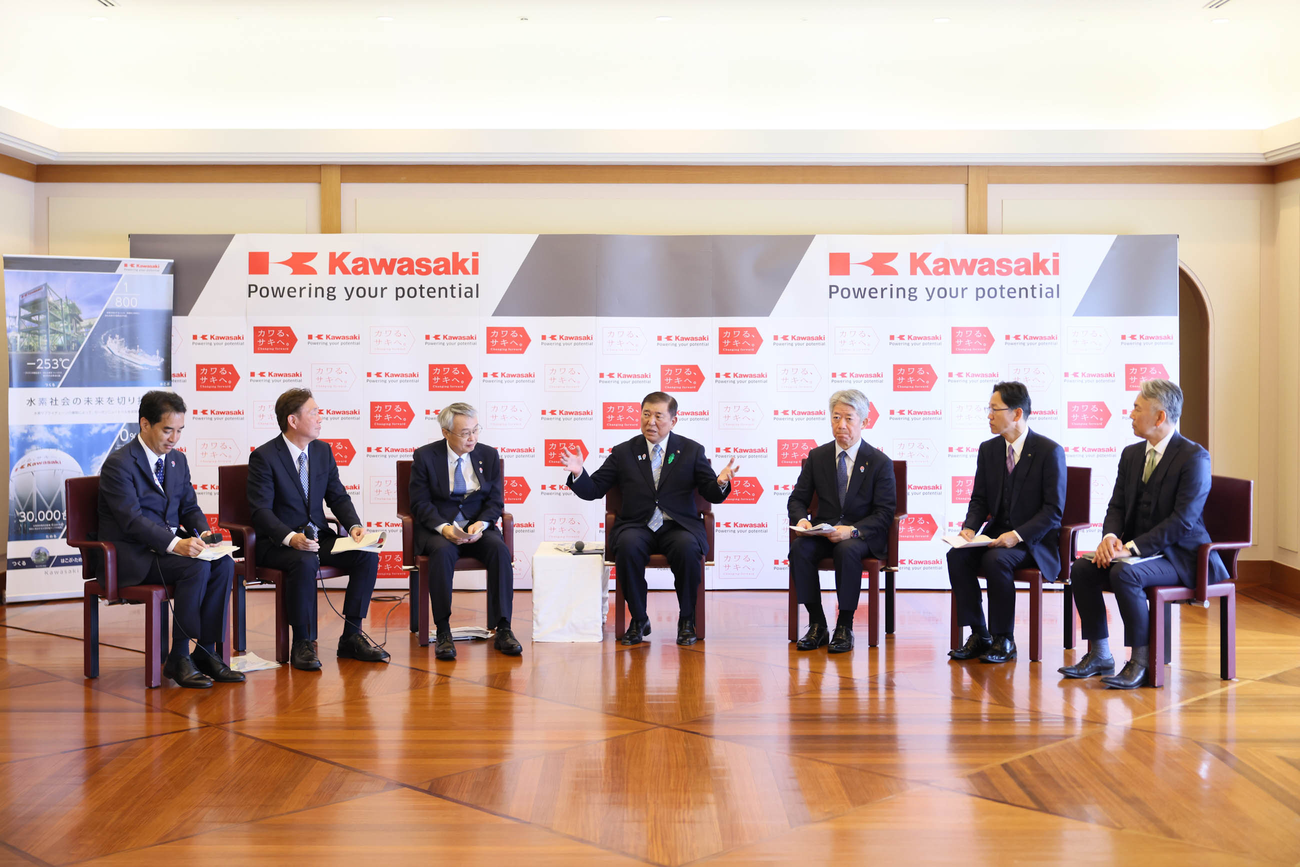 石破首相与受美国关税措施影响的企业家举办座谈会1