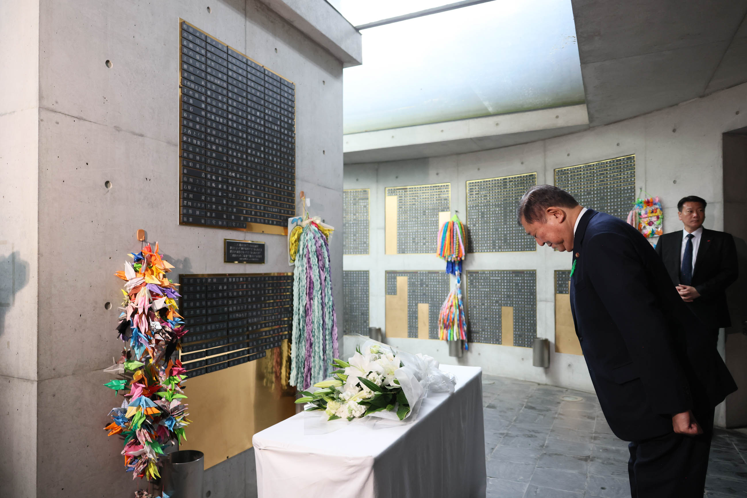 石破首相在祭奠与复兴纪念堂进行献花3